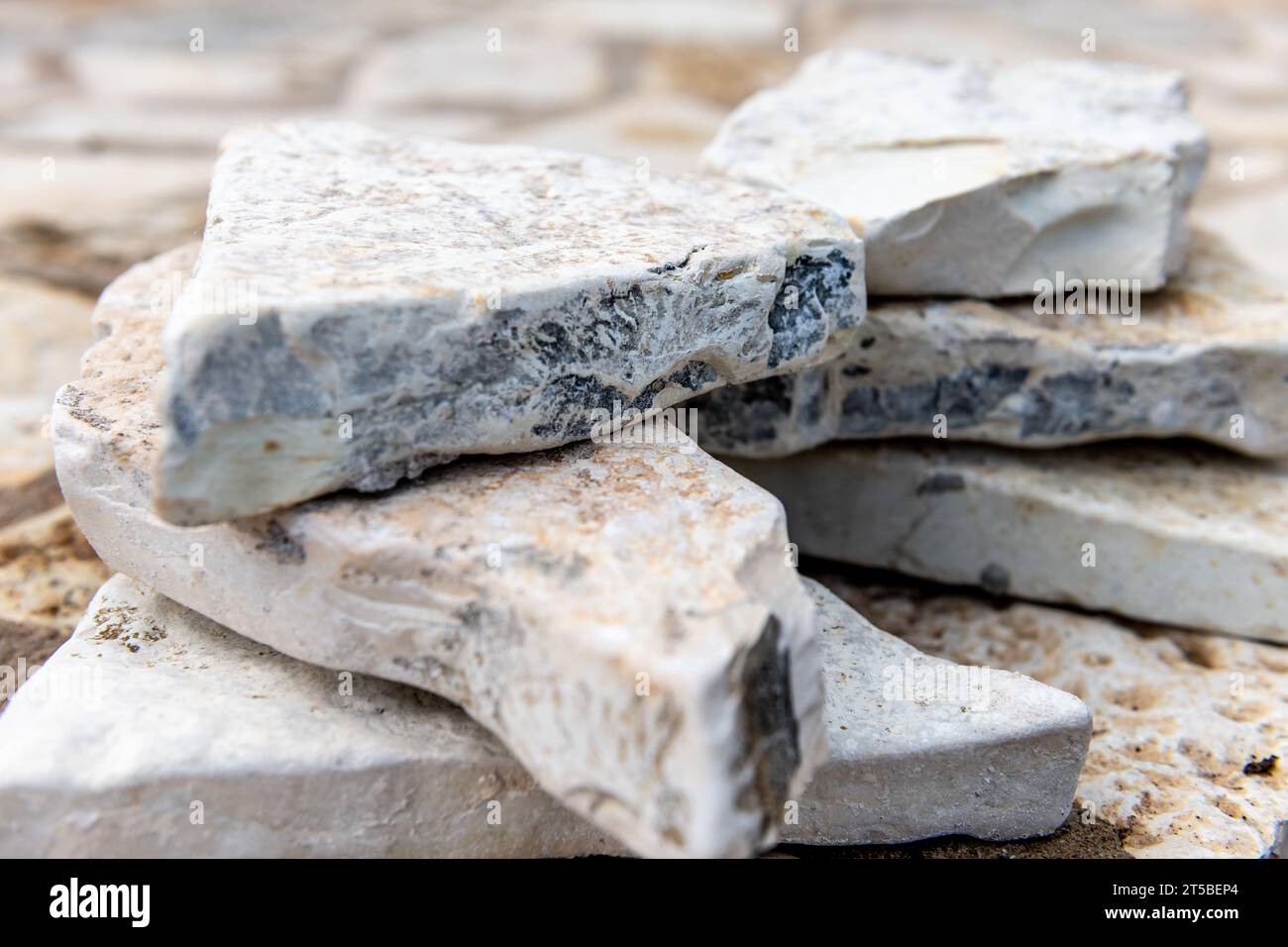 Primo piano delle pietre naturali lavorate per la pavimentazione. Foto Stock