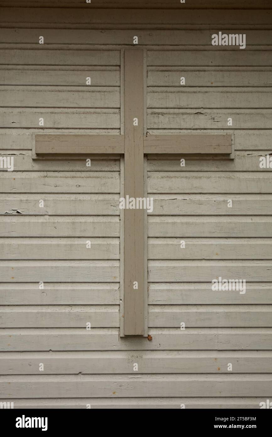 Croce di legno su parete di legno. Foto Stock