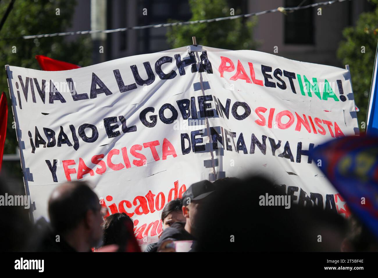 Gijon, Spagna, 4 novembre 2023: Uno striscione che dice "lunga vita alla lotta palestinese! Abbasso il governo sionista e fascista di Netanyahu!” Contro il genocidio palestinese, fine dell'occupazione del genocidio sionista, il 4 novembre 2023, a Gijon, in Spagna. Credito: Alberto Brevers / Alamy Live News. Foto Stock