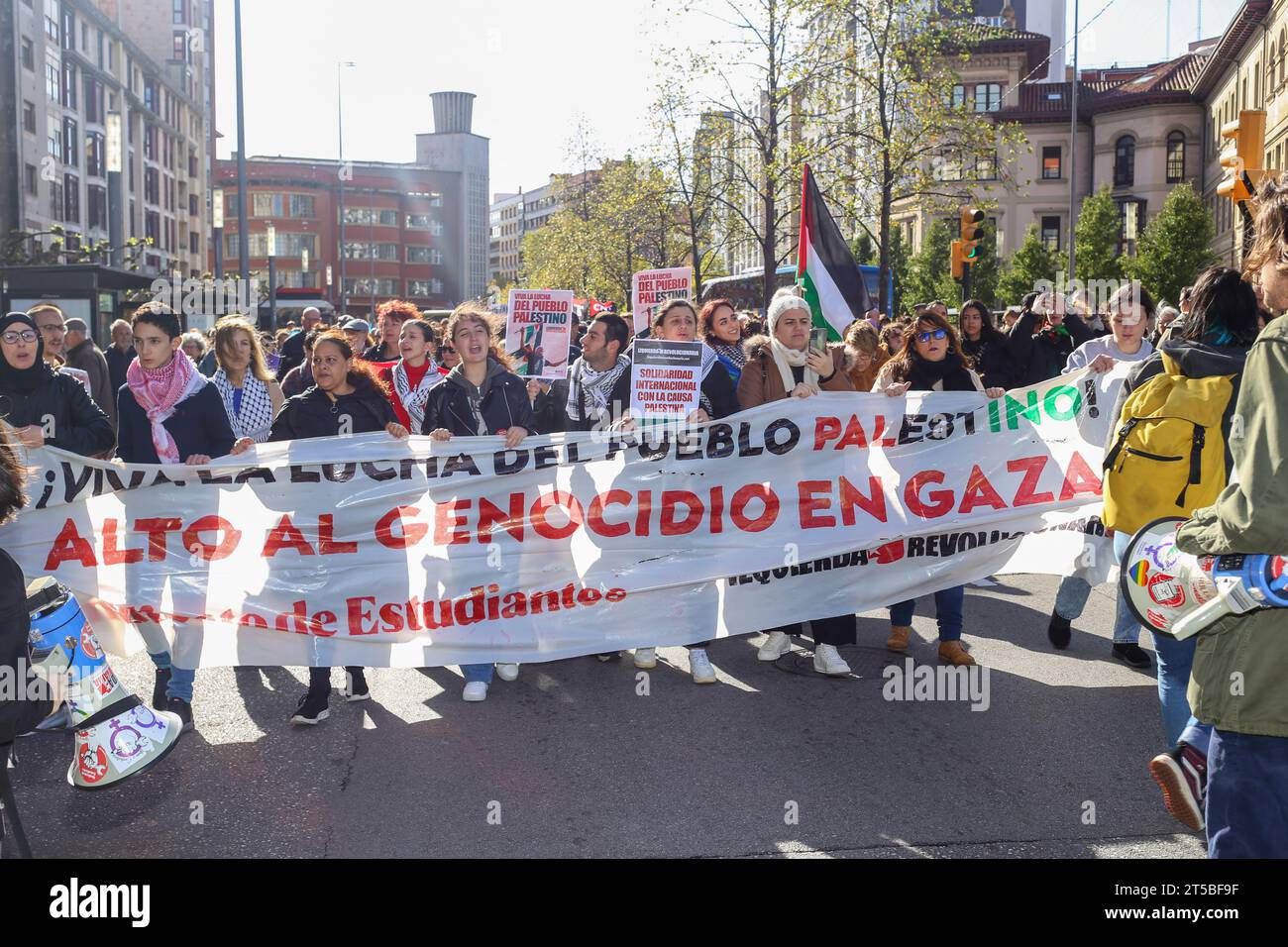 Gijon, Spagna, 4 novembre 2023: Uno degli striscioni di dimostrazione con "lunga vita alla lotta del popolo palestinese!, ferma il genocidio a Gaza" durante la manifestazione di protesta contro il genocidio palestinese, fine dell'occupazione sionista del genocidio , il 4 novembre 2023, a Gijon, in Spagna. Credito: Alberto Brevers / Alamy Live News. Foto Stock