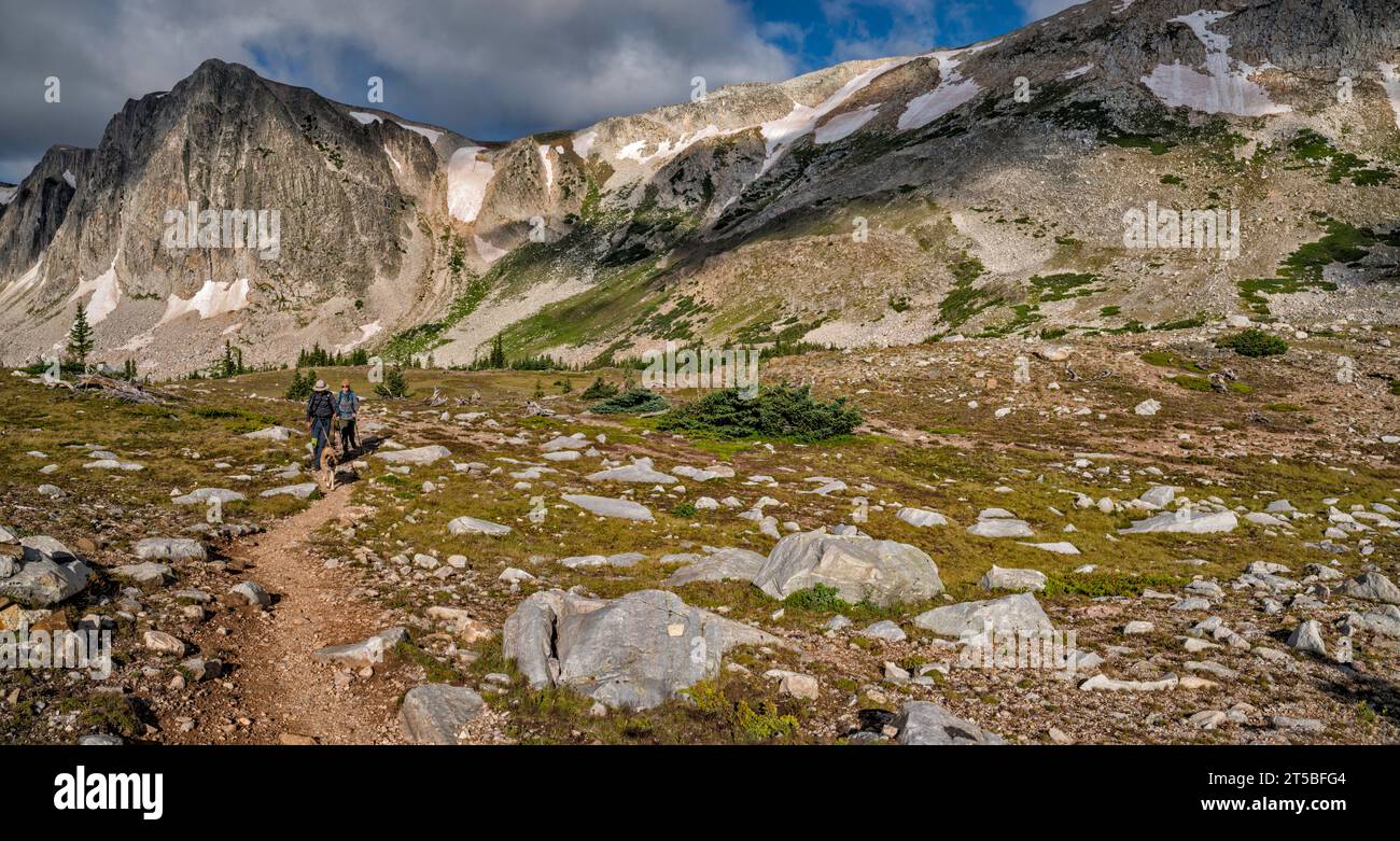 Snowy Range, Old Main Elevation sulla sinistra, escursionisti sul Lakes Trail, metà estate, Medicine Bow Mountains, Rocky Mountains, Wyoming, USA Foto Stock