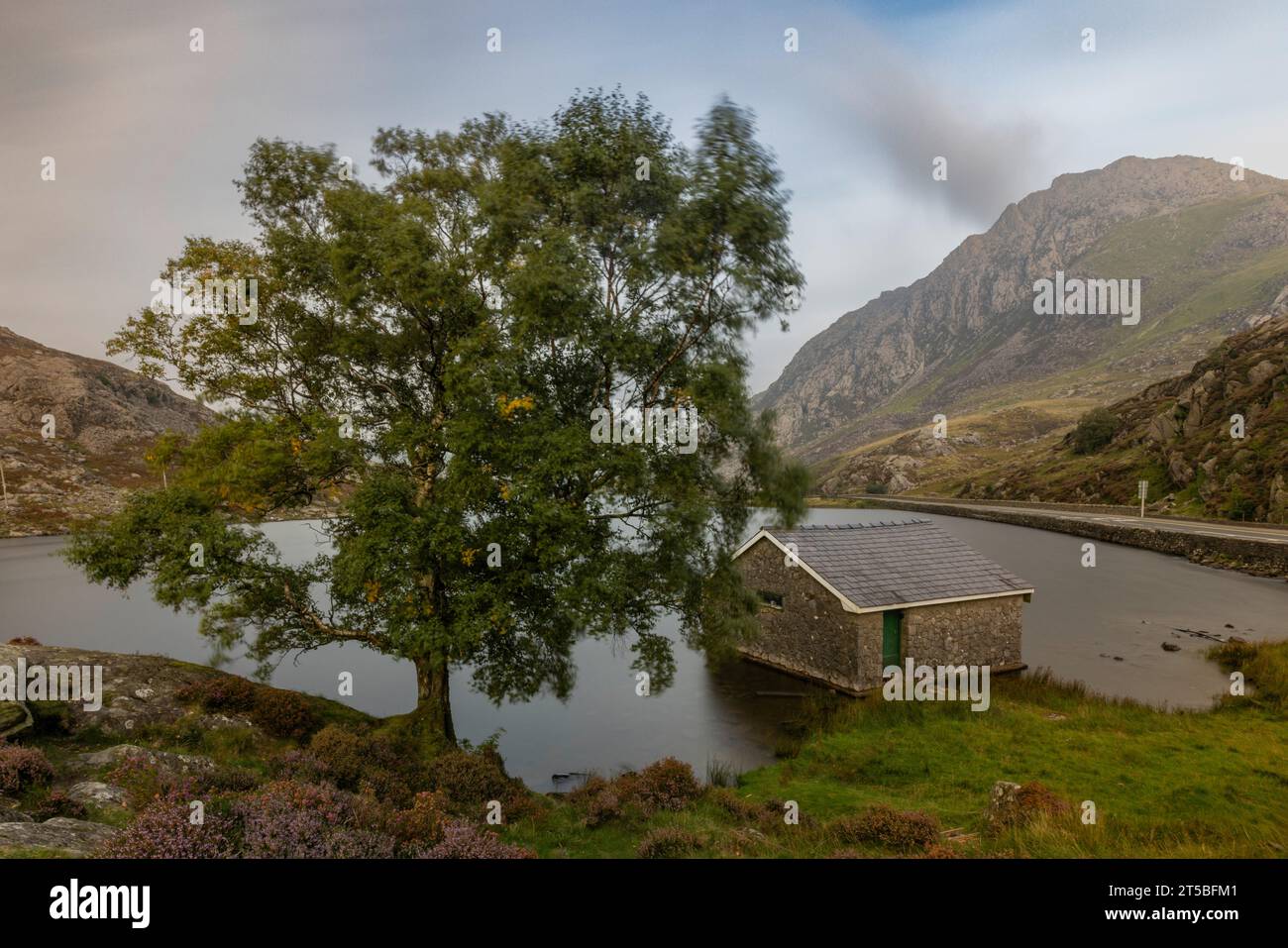 Llyn Ogwen, un lago a nastro nel cuore del Parco Nazionale di Snowdonia. Il lago è circondato da aspre montagne ed è una destinazione popolare per gli escursionisti, Foto Stock