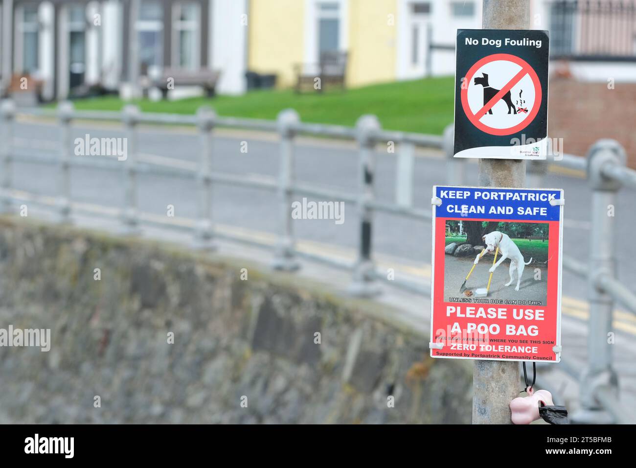 Cartello "no Dog Fouling" e si prega di utilizzare un cartello "Poo Bag" per i proprietari di cani sul lungomare di Portpatrick in Scozia nel novembre 2023 Foto Stock