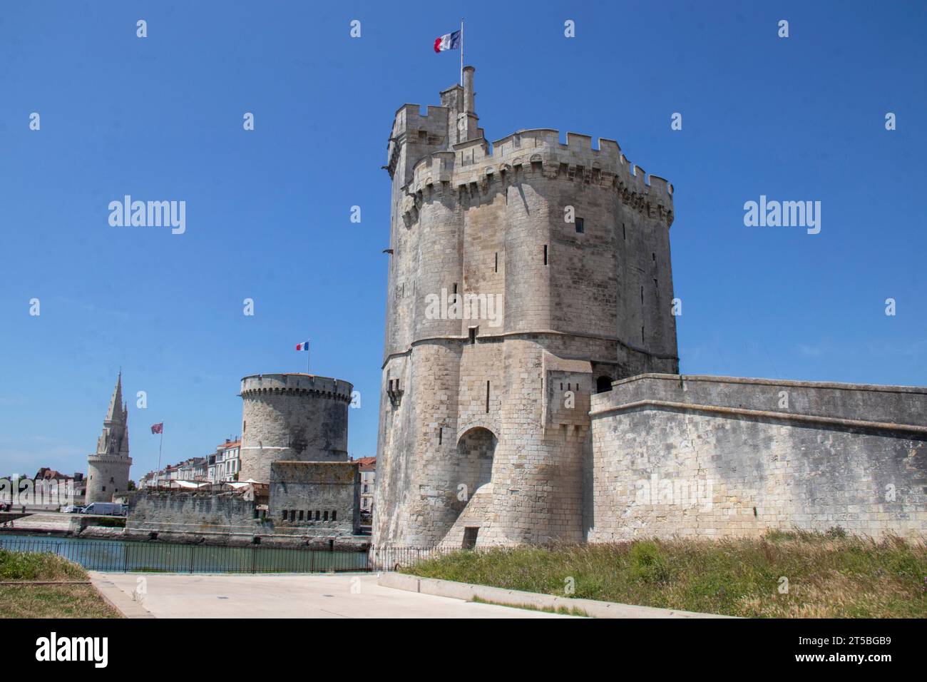 Il Tour Saint-Nicolas, Tour de la Chaine, Tour de la Lanterne, a la Rochelle, resti delle fortificazioni medievali che proteggevano il porto. Charen Foto Stock