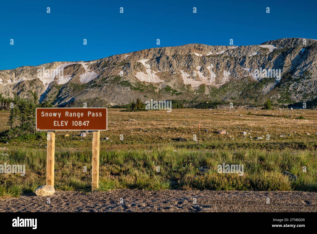 Snowy Range, vista dallo Snowy Range Pass, WY 130 Road, alba di mezza estate, Medicine Bow Mountains, Montagne Rocciose, medicina Bow Nat Forest, Wyoming Foto Stock
