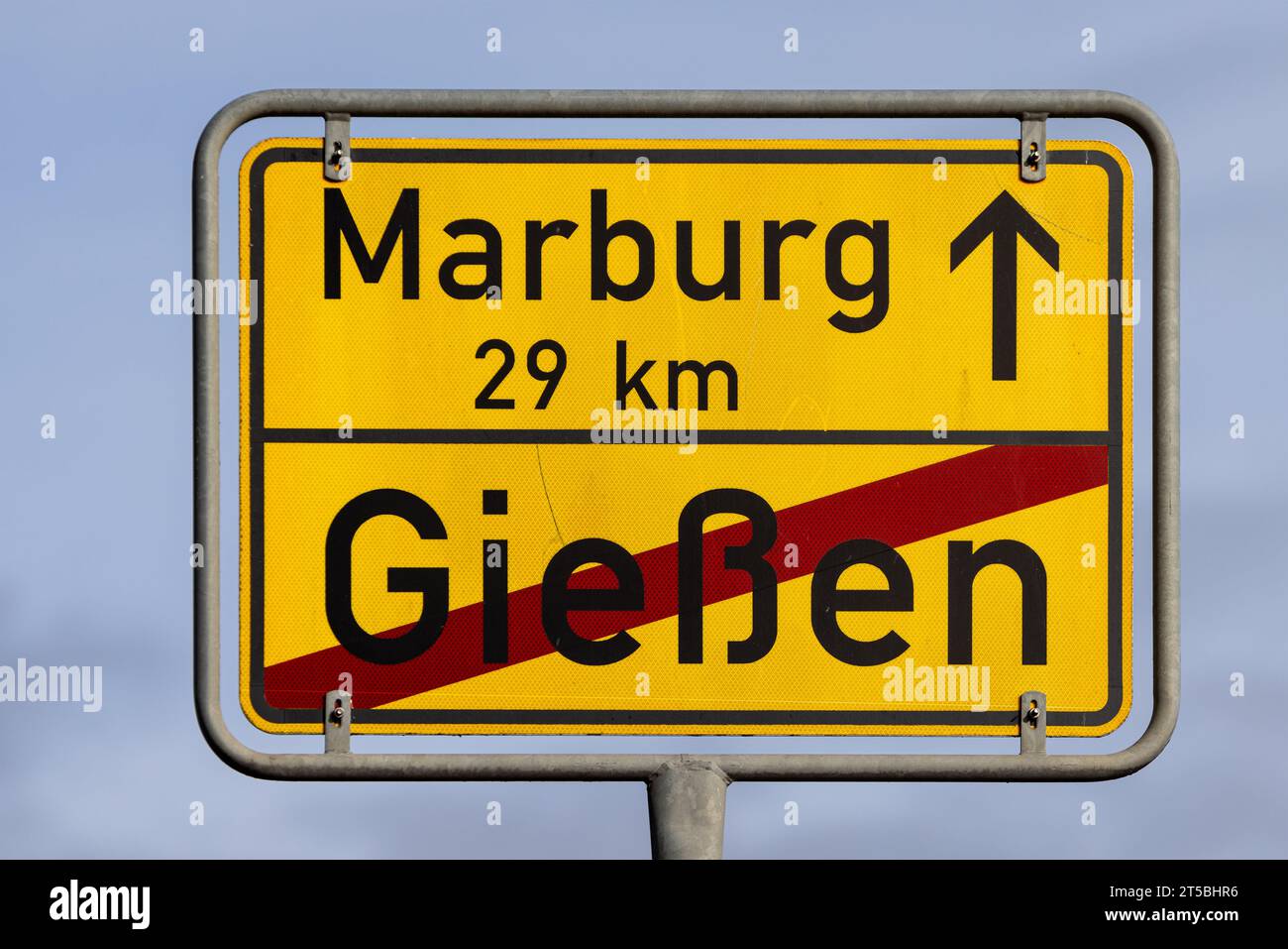 PRODUZIONE - 3 novembre 2023, Assia, Gießen: Cartello di uscita per la città universitaria di Giessen a Marburger Straße. Foto: Christian Lademann/dpa Foto Stock