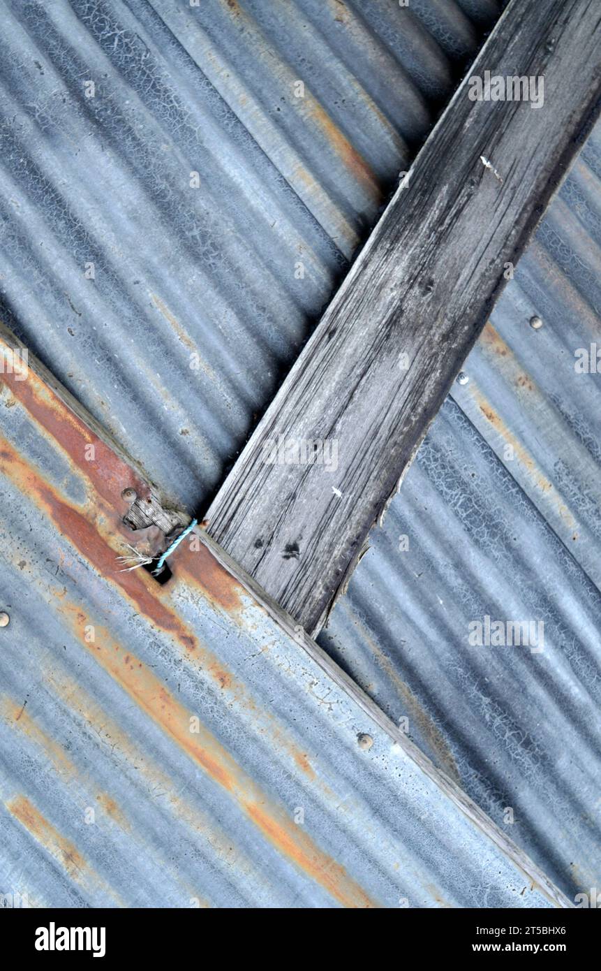 vecchia parete in acciaio galavnizzato corrigato arrugginito patinato e resistente agli agenti atmosferici Foto Stock