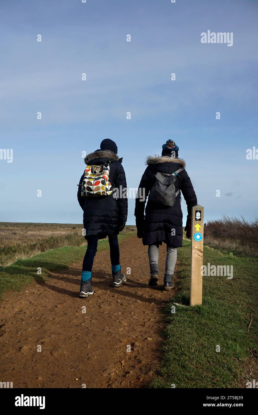 due donne che camminano lungo il sentiero costiero blakeney nel nord del norfolk, inghilterra Foto Stock