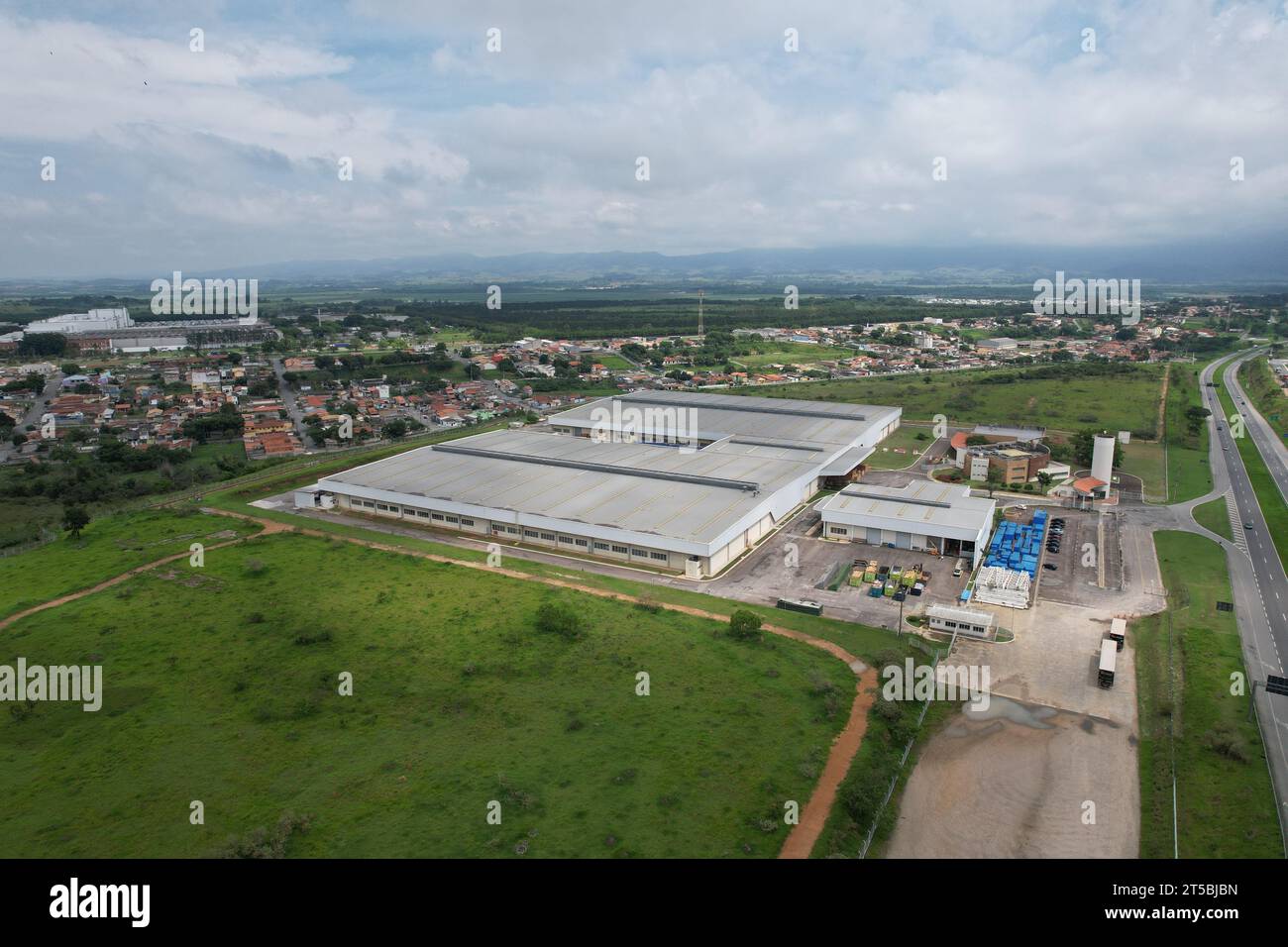 Taubate, SP, Brasile - 4 novembre 2023- Vista all'aperto dello stabilimento Embraer EVE, industria aeronautica brasiliana. Solo per uso editoriale. Foto Stock