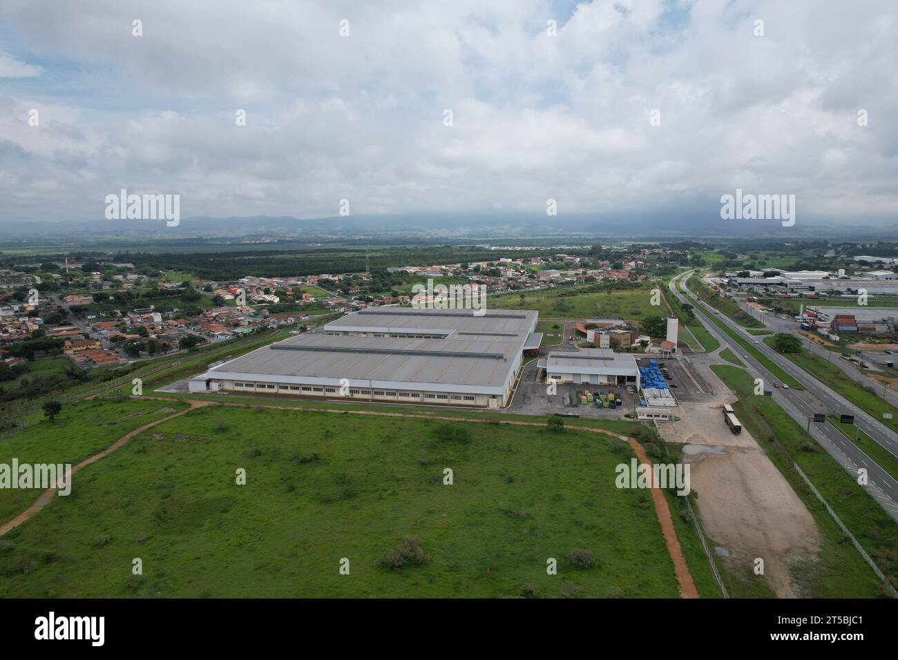 Taubate, SP, Brasile - 4 novembre 2023- Vista all'aperto dello stabilimento Embraer EVE, industria aeronautica brasiliana. Solo per uso editoriale. Foto Stock