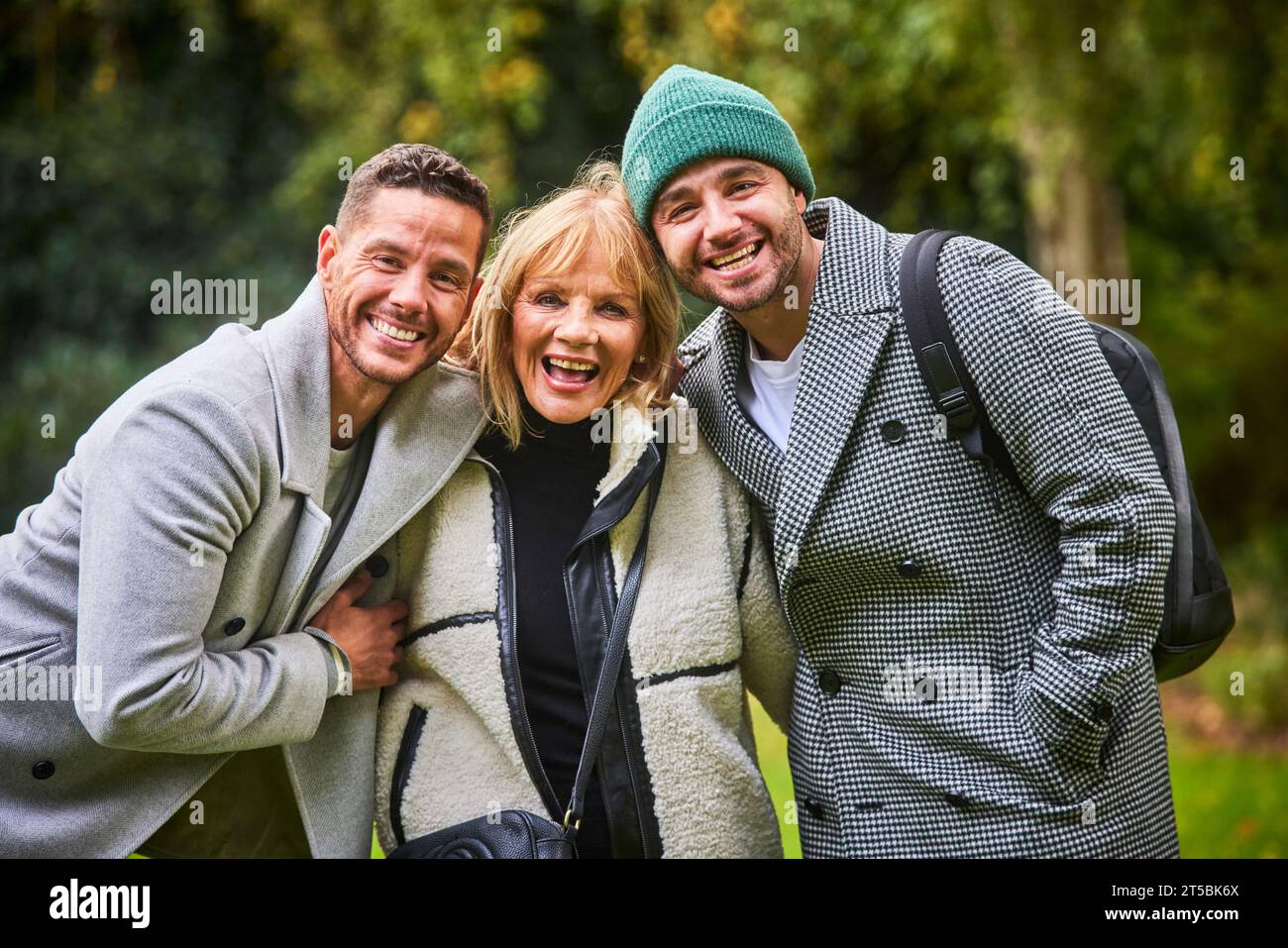 I fratelli residenti di Stockport Scott e Adam Thomas e la madre Gail Waring Stockport's Brooklyn Crescent Park . Foto Stock