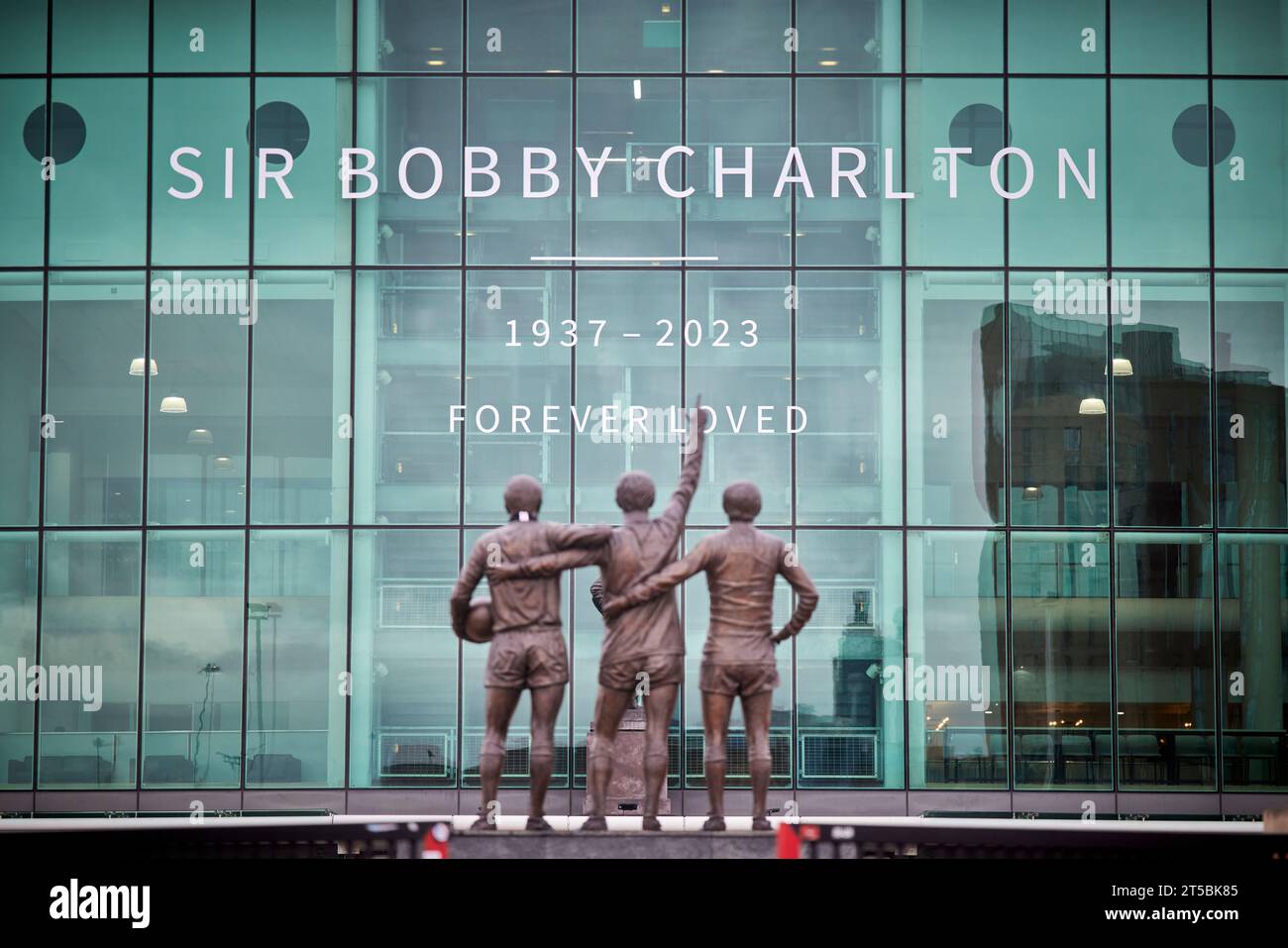 Lo stadio MUFC Manchester United FC rende omaggio a Sir Bobby Charlton Foto Stock