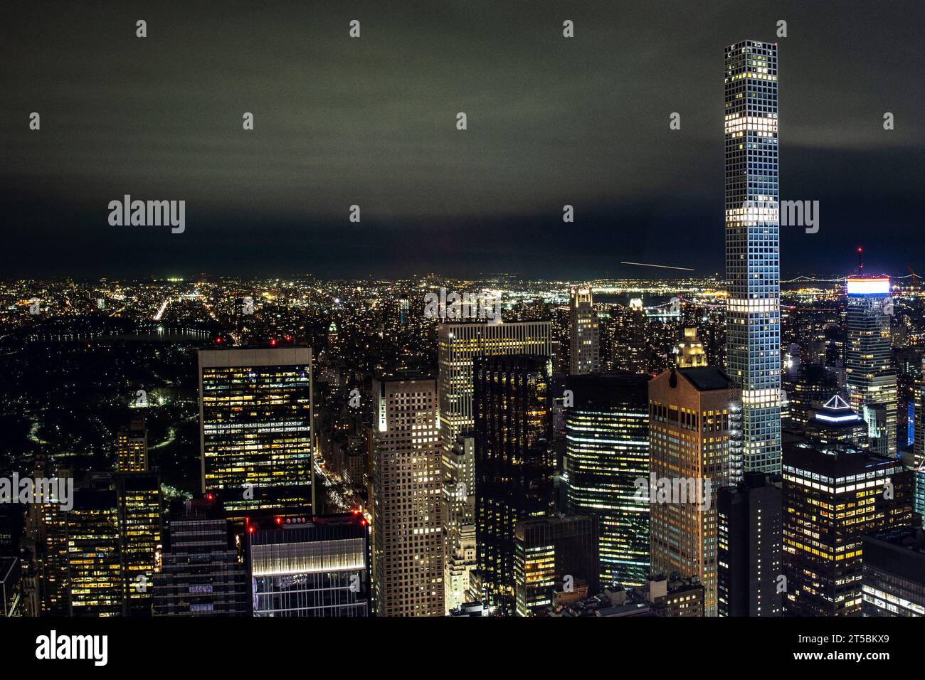 Una foto di alta qualità dell'iconico skyline di Manhattan, uno degli skyline più riconoscibili al mondo. La foto cattura l'impennata della città Foto Stock