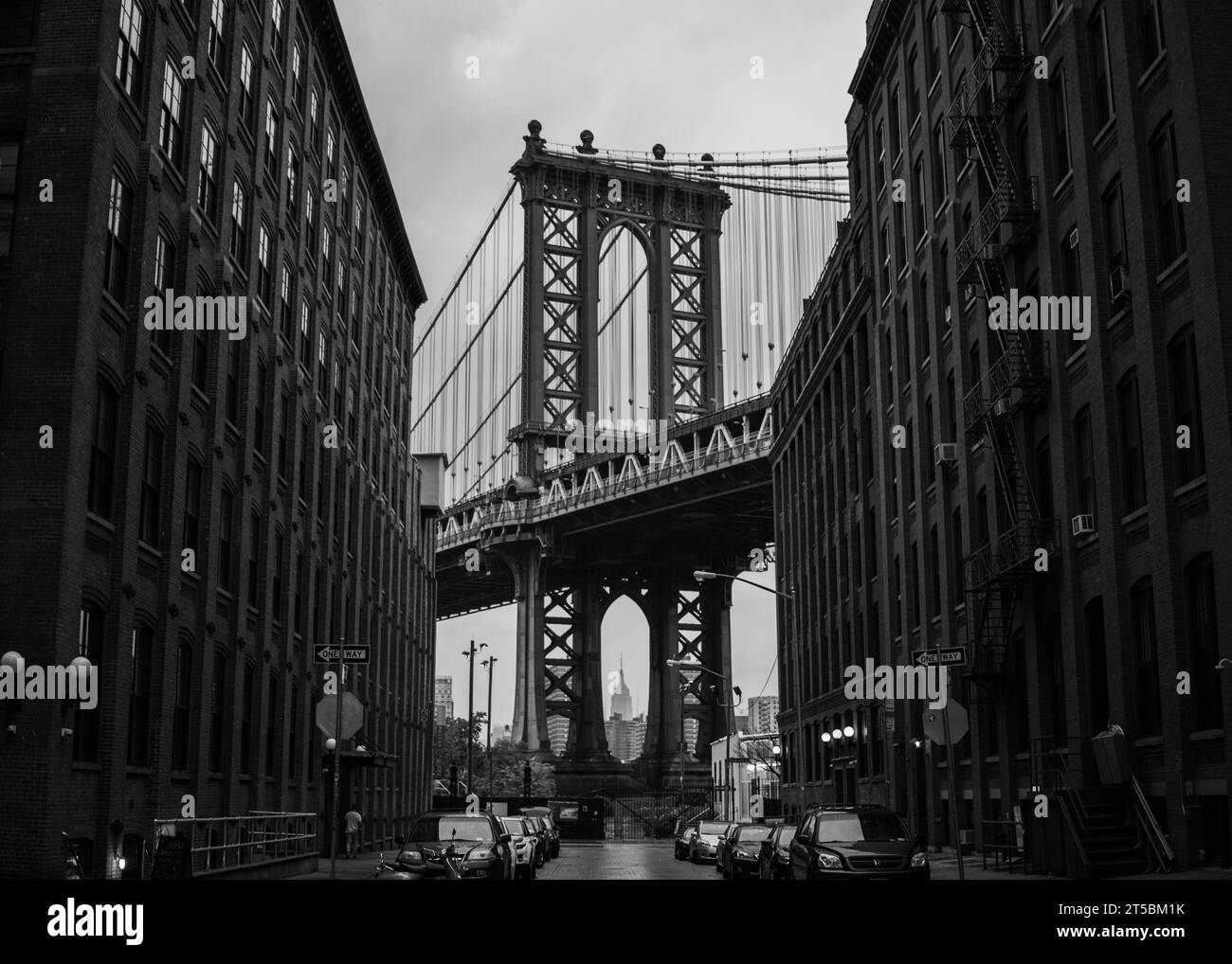 Una splendida foto di scorta dell'iconico Ponte di Brooklyn, una delle destinazioni turistiche più popolari di New York. La foto cattura la grazia del ponte Foto Stock