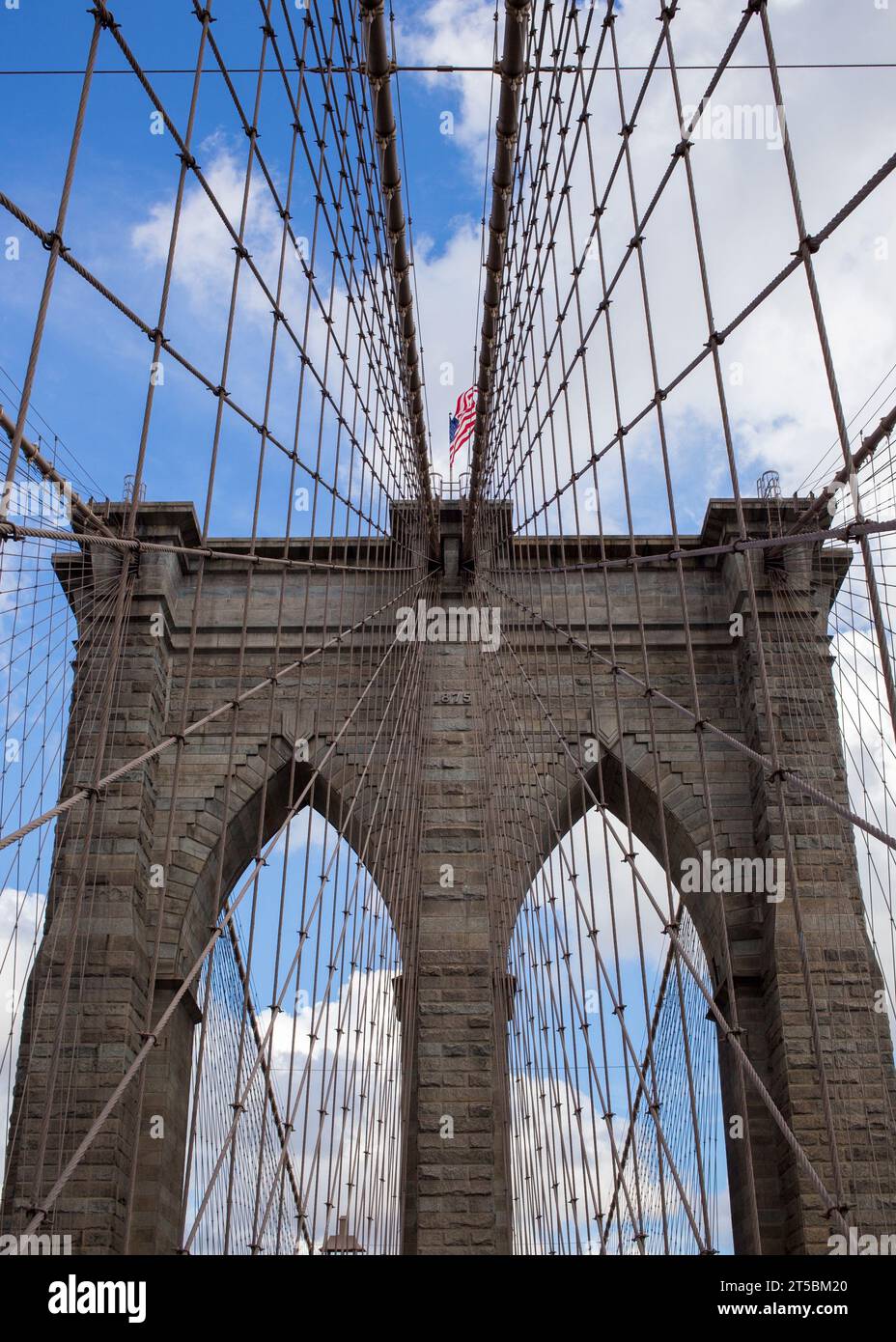 Una splendida foto di scorta dell'iconico Ponte di Brooklyn, una delle destinazioni turistiche più popolari di New York. La foto cattura la grazia del ponte Foto Stock