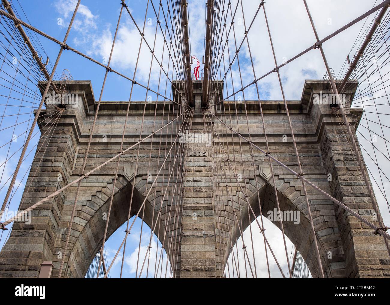 Una splendida foto di scorta dell'iconico Ponte di Brooklyn, una delle destinazioni turistiche più popolari di New York. La foto cattura la grazia del ponte Foto Stock