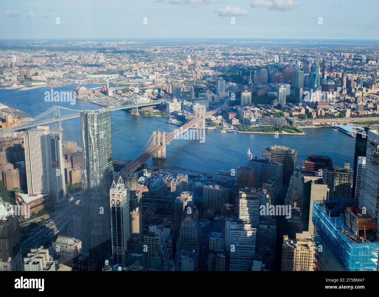 Una splendida foto di scorta dell'iconico Ponte di Brooklyn, una delle destinazioni turistiche più popolari di New York. La foto cattura la grazia del ponte Foto Stock