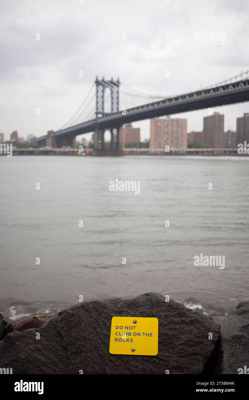 Una splendida foto di scorta dell'iconico Ponte di Brooklyn, una delle destinazioni turistiche più popolari di New York. La foto cattura la grazia del ponte Foto Stock