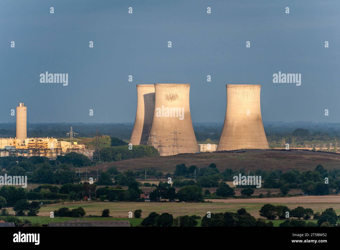 Didcot A Power Station, pochi minuti prima che le ultime tre torri di raffreddamento fossero demolite il 18 agosto 2019 (vista da Wittenham Clumps, Oxfordshire) Foto Stock
