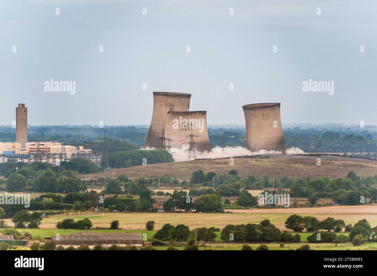 La demolizione esplosiva delle ultime tre torri di raffreddamento presso la centrale elettrica di Didcot A l'8 agosto 2019 (vista da Wittenham Clumps, Oxfordshire, Regno Unito) Foto Stock