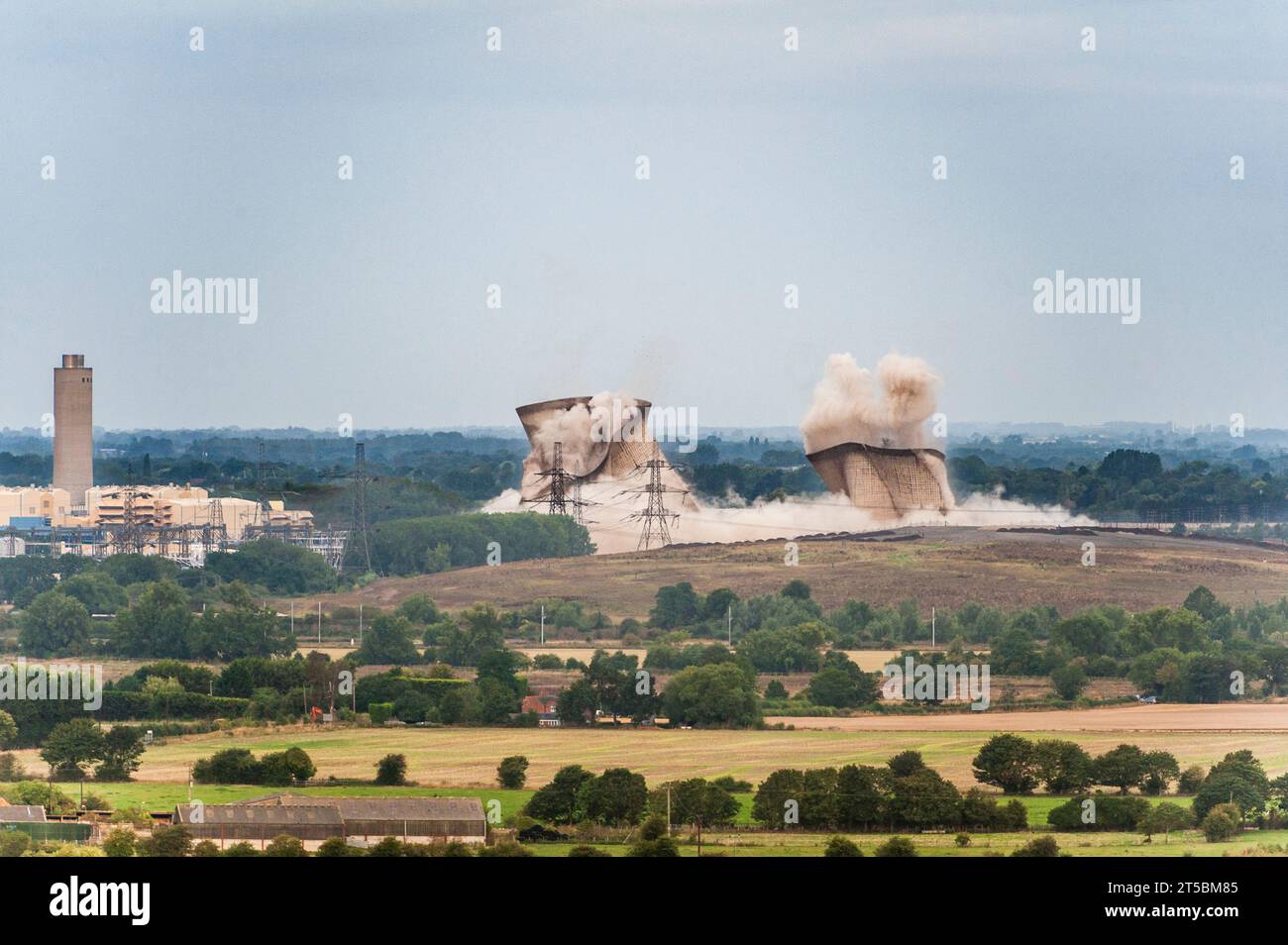 La demolizione esplosiva delle ultime tre torri di raffreddamento presso la centrale elettrica di Didcot A l'8 agosto 2019 (vista da Wittenham Clumps, Oxfordshire, Regno Unito) Foto Stock