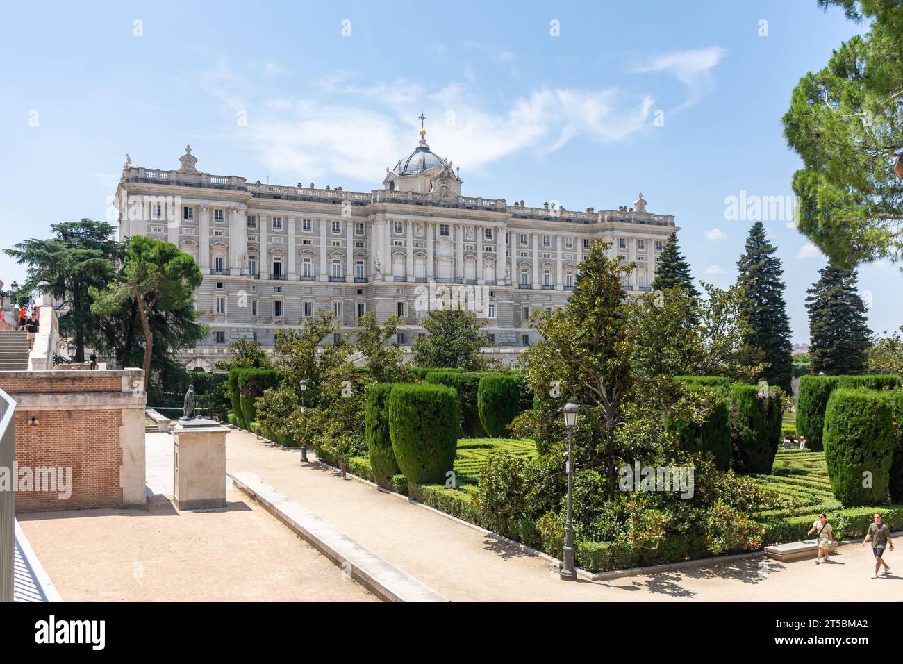 Palazzo reale di Madrid dai Giardini Sabatini (Jardines de Sabatini), Calle de Bailén, Centro, Madrid, Regno di Spagna Foto Stock