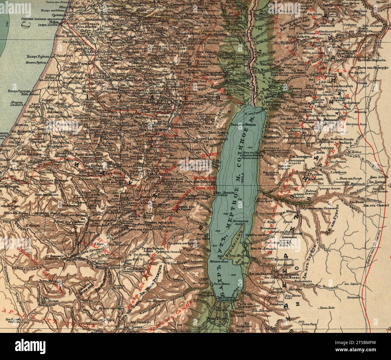 Una mappa d'epoca dettagliata di parte della Palestina. Mar morto, Gerusalemme. Aree, nomi di città e insediamenti, anche in arabo (rosso), 1910 carta geografica generale (fisica) Foto Stock