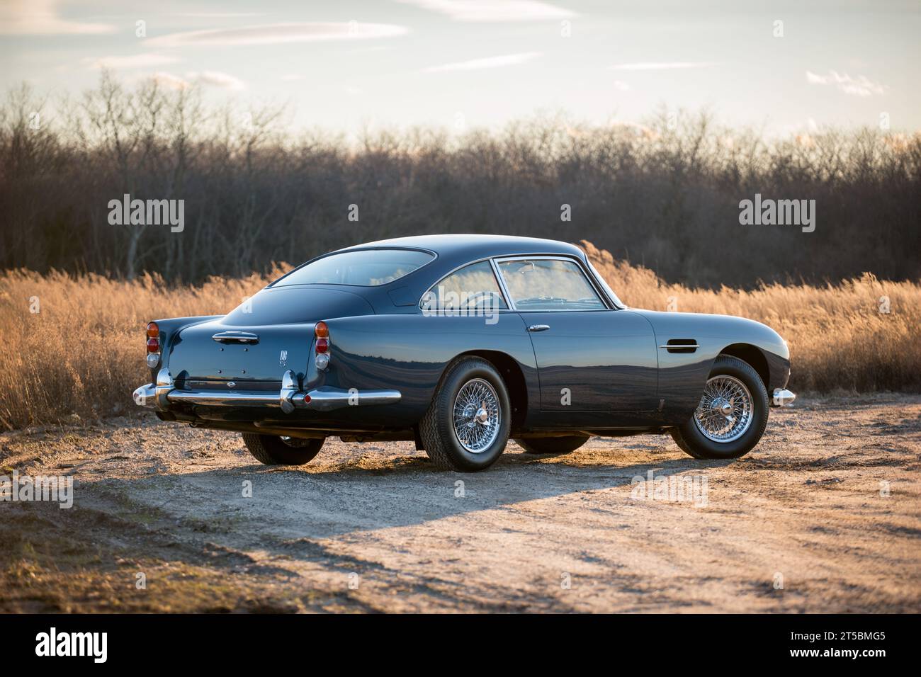 1965 Aston Martin DB5, vista posteriore a 3/4° con carrozzeria Superleggera in alluminio e iconici cerchi in filo cromato Foto Stock