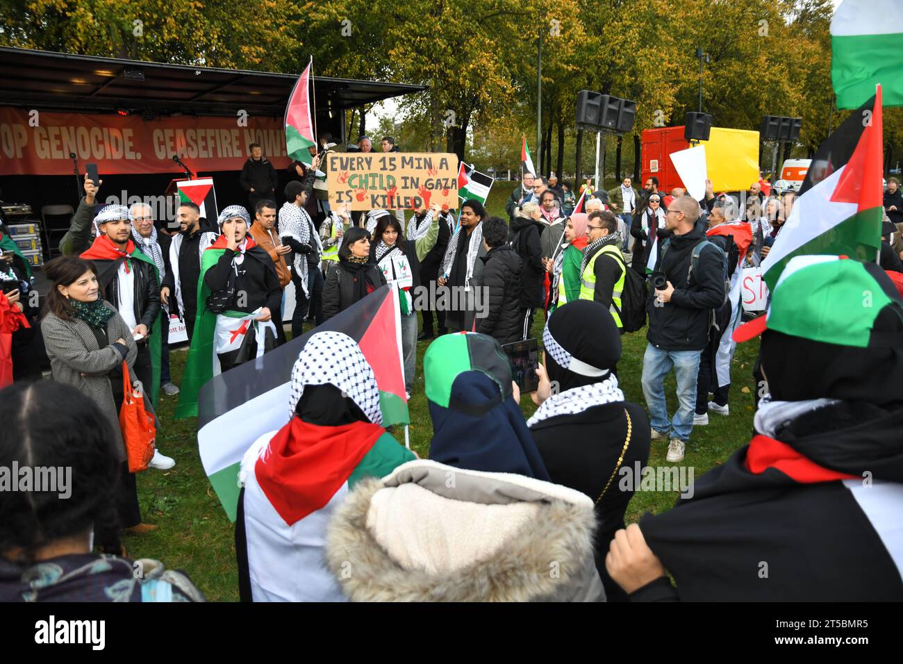 L'Aia, Paesi Bassi. 29 ottobre 2023. L'Aia, Paesi Bassi, 29 ottobre 2023. Poche migliaia di persone hanno protestato per una Palestina libera e contro la guerra a Gaza. Foto Stock