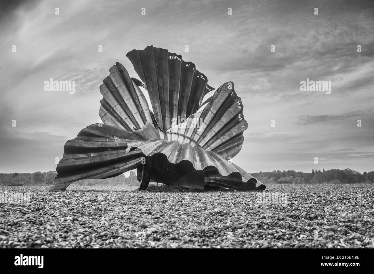L'immagine è della scultura Scallop Shell, situata sulla spiaggia della Suffolk Heritage Coast e storica località di villeggiatura di Aldeburgh Foto Stock