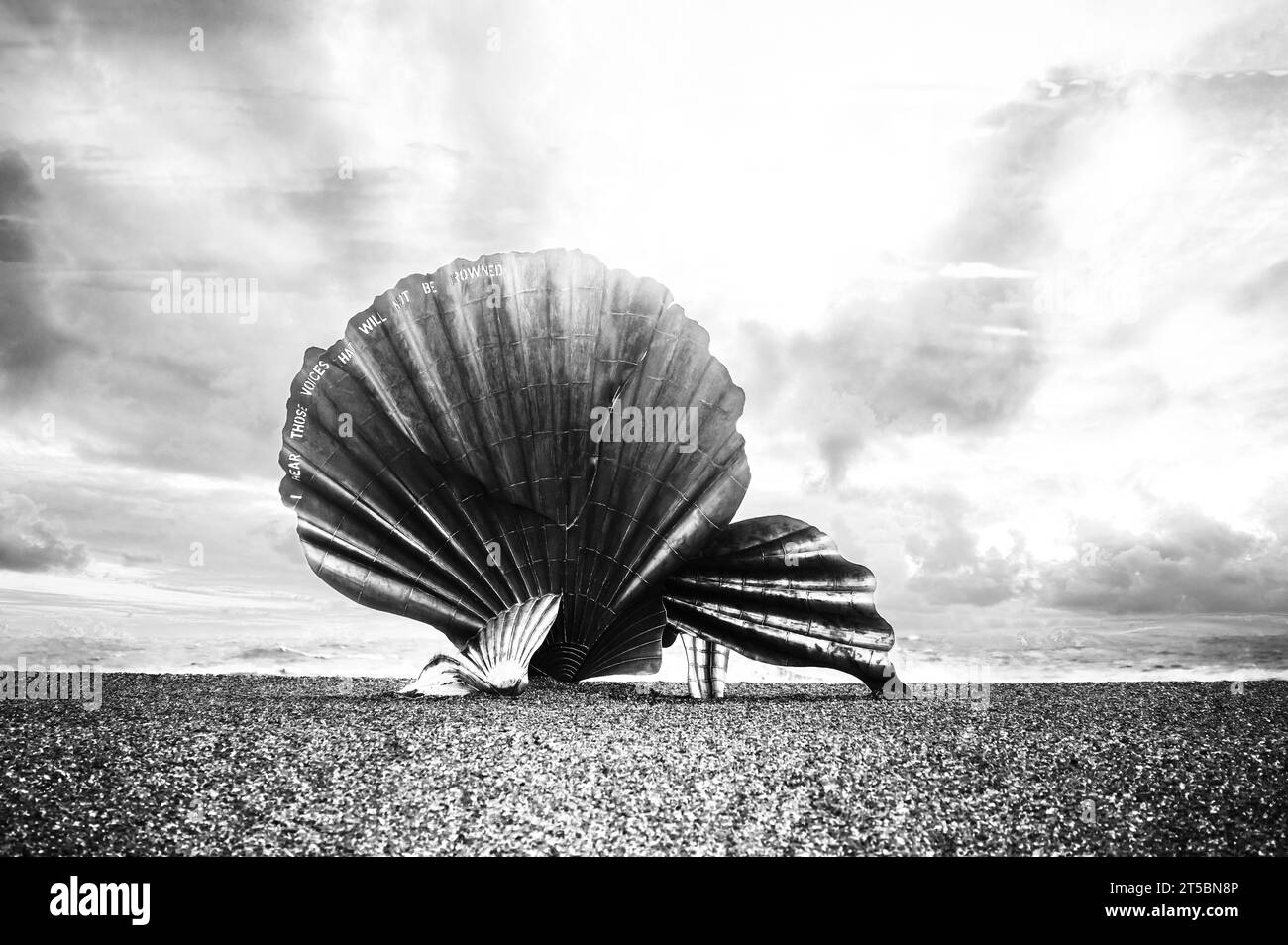 L'immagine è della scultura Scallop Shell, situata sulla spiaggia della Suffolk Heritage Coast e storica località di villeggiatura di Aldeburgh Foto Stock