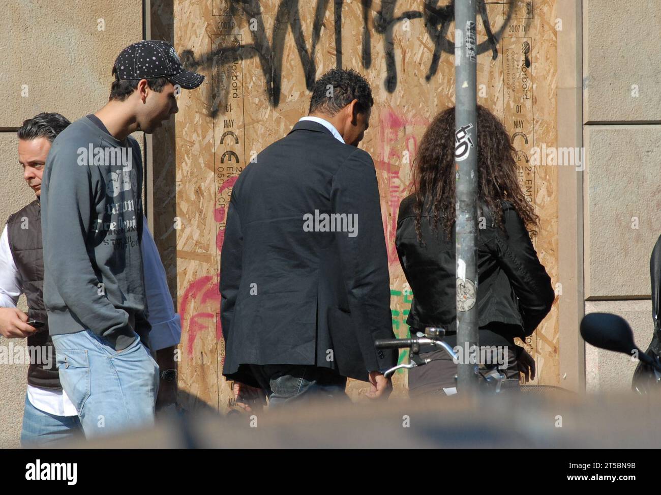 Milano, . 4 novembre 2023. Milan, 04-11-2023 Ruud Gullit è stato segnalato dai suoi figli Cheyenne e Quincy Georges, nati dalla relazione con Cristina pensa. Nelle foto del 2007, qui stanno camminando per le strade del centro. Credito: Agenzia fotografica indipendente/Alamy Live News Foto Stock
