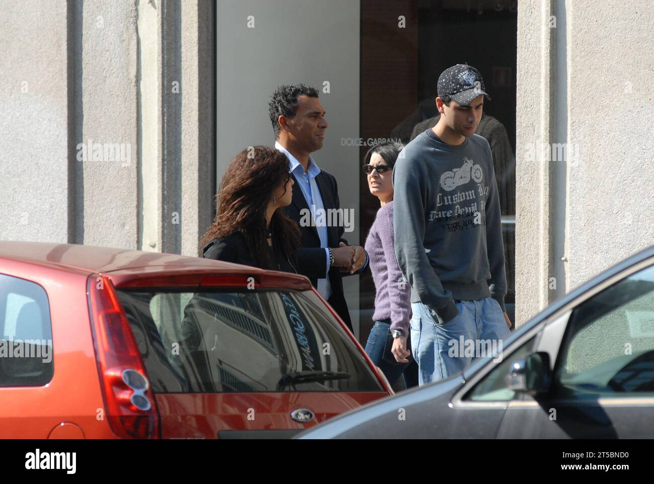 Milano, . 4 novembre 2023. Milan, 04-11-2023 Ruud Gullit è stato segnalato dai suoi figli Cheyenne e Quincy Georges, nati dalla relazione con Cristina pensa. Nelle foto del 2007, qui stanno camminando per le strade del centro. Credito: Agenzia fotografica indipendente/Alamy Live News Foto Stock