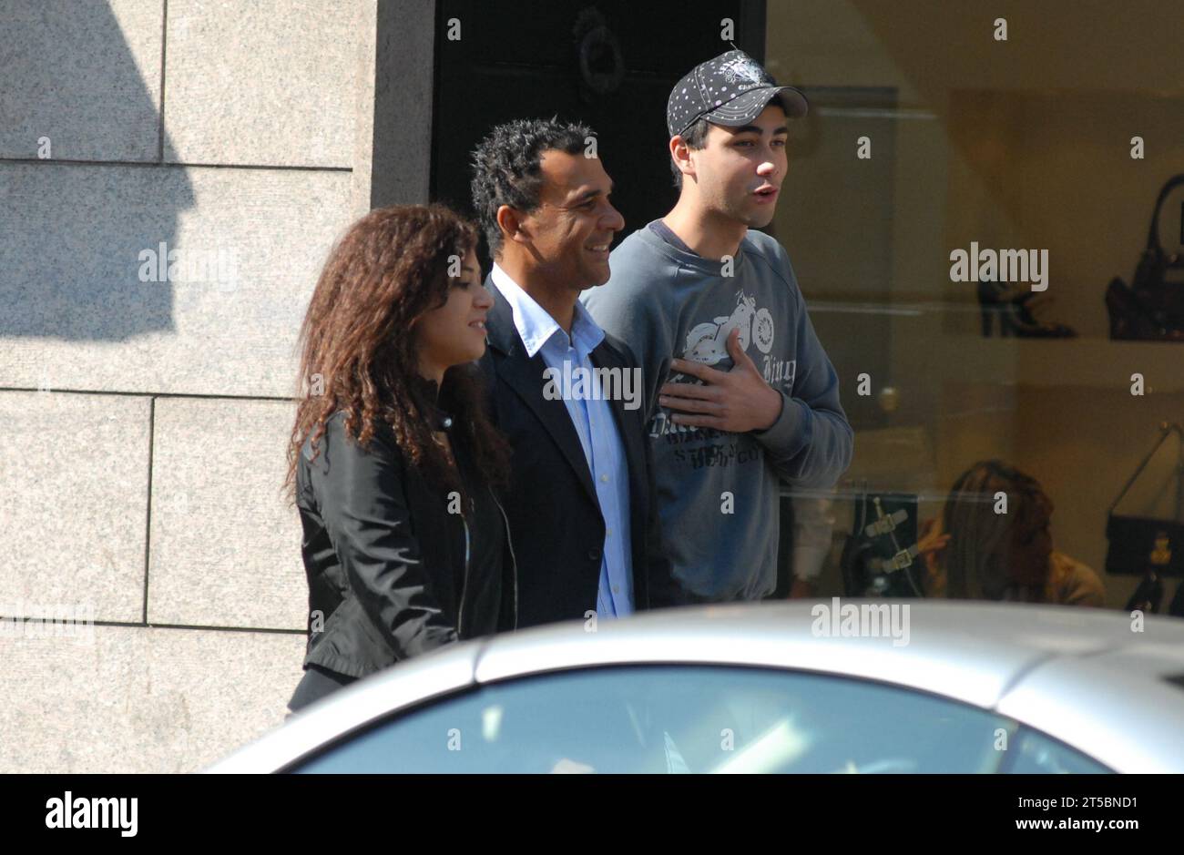 Milano, . 4 novembre 2023. Milan, 04-11-2023 Ruud Gullit è stato segnalato dai suoi figli Cheyenne e Quincy Georges, nati dalla relazione con Cristina pensa. Nelle foto del 2007, qui stanno camminando per le strade del centro. Credito: Agenzia fotografica indipendente/Alamy Live News Foto Stock
