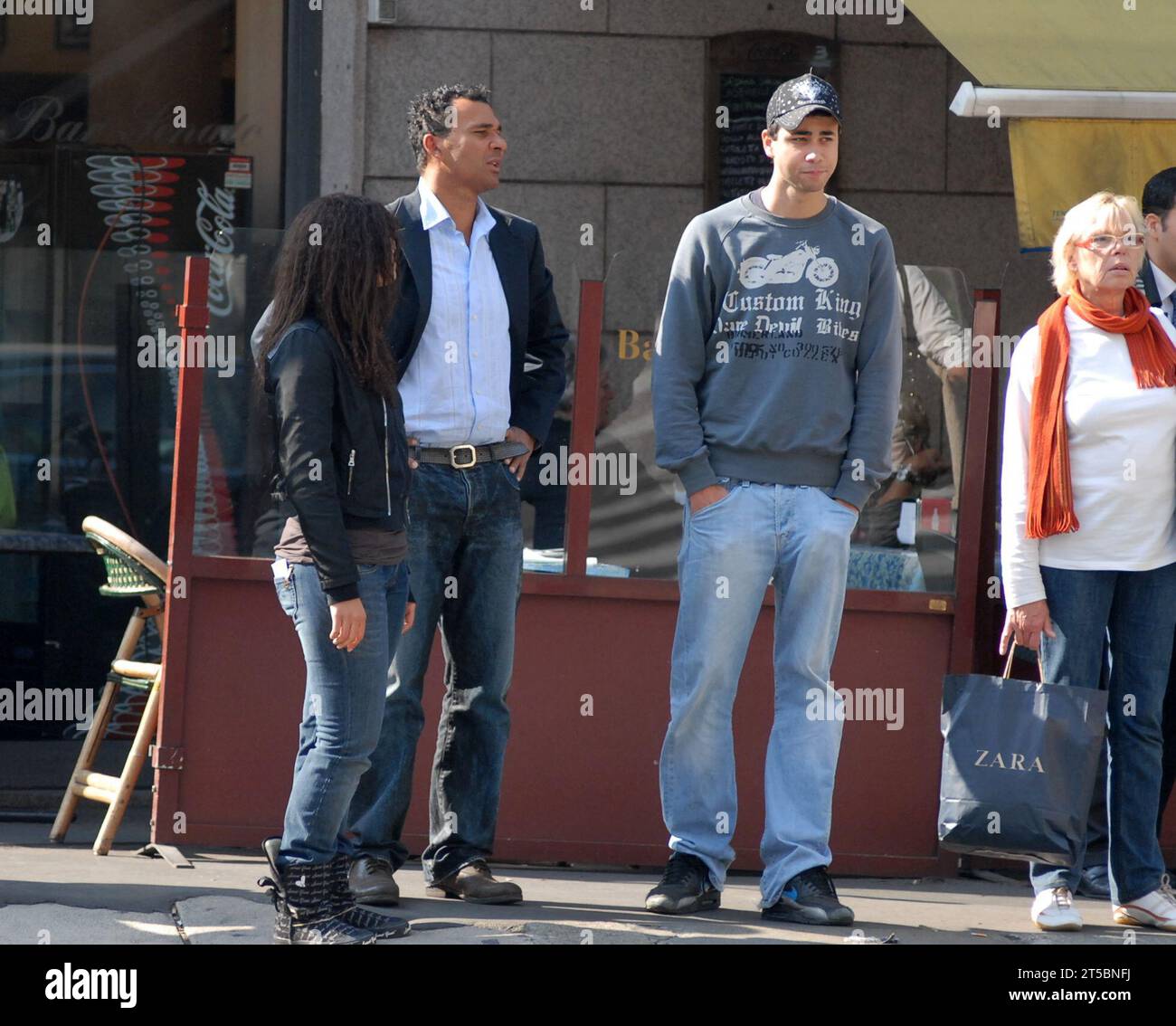 Milano, . 4 novembre 2023. Milan, 04-11-2023 Ruud Gullit è stato segnalato dai suoi figli Cheyenne e Quincy Georges, nati dalla relazione con Cristina pensa. Nelle foto del 2007, qui stanno camminando per le strade del centro. Credito: Agenzia fotografica indipendente/Alamy Live News Foto Stock