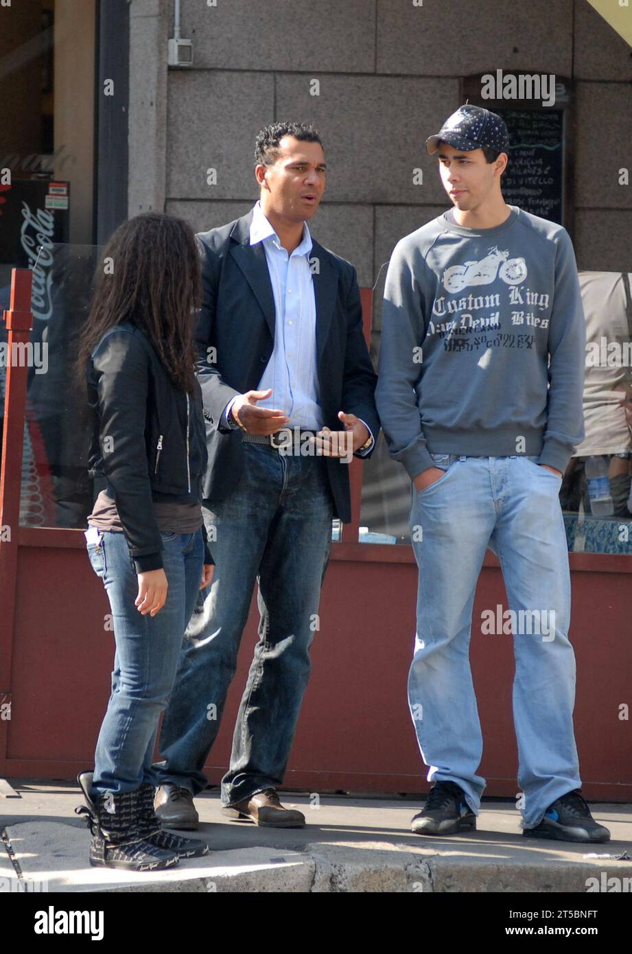 Milano, . 4 novembre 2023. Milan, 04-11-2023 Ruud Gullit è stato segnalato dai suoi figli Cheyenne e Quincy Georges, nati dalla relazione con Cristina pensa. Nelle foto del 2007, qui stanno camminando per le strade del centro. Credito: Agenzia fotografica indipendente/Alamy Live News Foto Stock