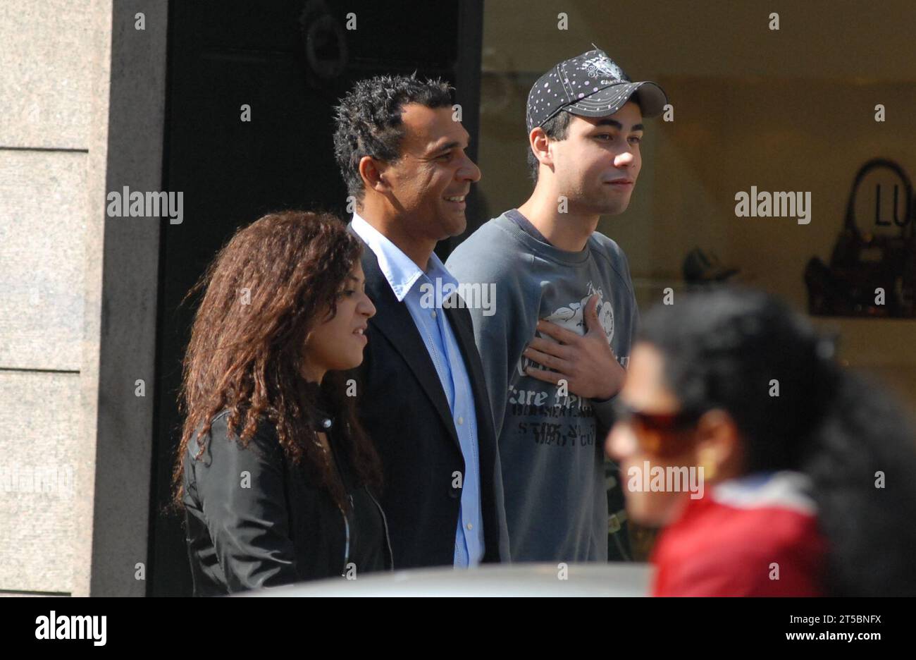 Milano, . 4 novembre 2023. Milan, 04-11-2023 Ruud Gullit è stato segnalato dai suoi figli Cheyenne e Quincy Georges, nati dalla relazione con Cristina pensa. Nelle foto del 2007, qui stanno camminando per le strade del centro. Credito: Agenzia fotografica indipendente/Alamy Live News Foto Stock