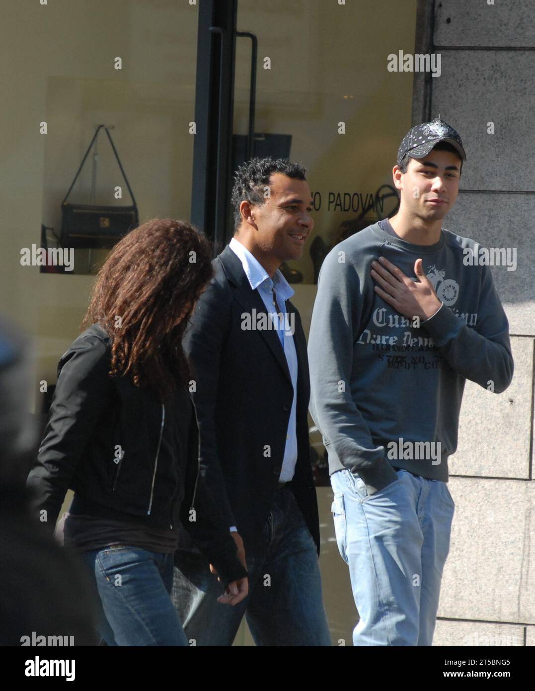 Milano, . 4 novembre 2023. Milan, 04-11-2023 Ruud Gullit è stato segnalato dai suoi figli Cheyenne e Quincy Georges, nati dalla relazione con Cristina pensa. Nelle foto del 2007, qui stanno camminando per le strade del centro. Credito: Agenzia fotografica indipendente/Alamy Live News Foto Stock