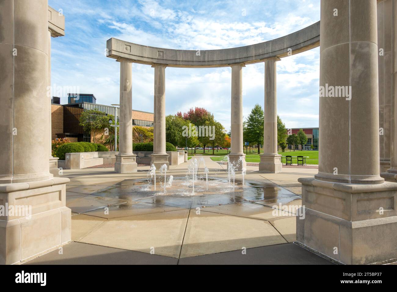 SPRINGFIELD, il, USA - 18 OTTOBRE 2023: He Colonnade nel campus dell'Università dell'Illinois Springfield. Foto Stock