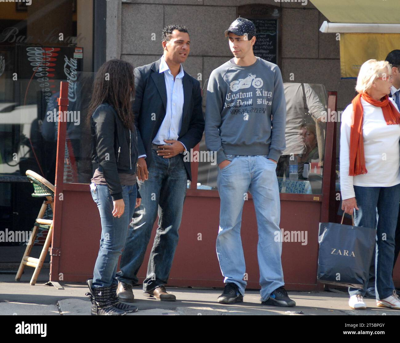 Milano, . 4 novembre 2023. Milan, 04-11-2023 Ruud Gullit è stato segnalato dai suoi figli Cheyenne e Quincy Georges, nati dalla relazione con Cristina pensa. Nelle foto del 2007, qui stanno camminando per le strade del centro. Credito: Agenzia fotografica indipendente/Alamy Live News Foto Stock