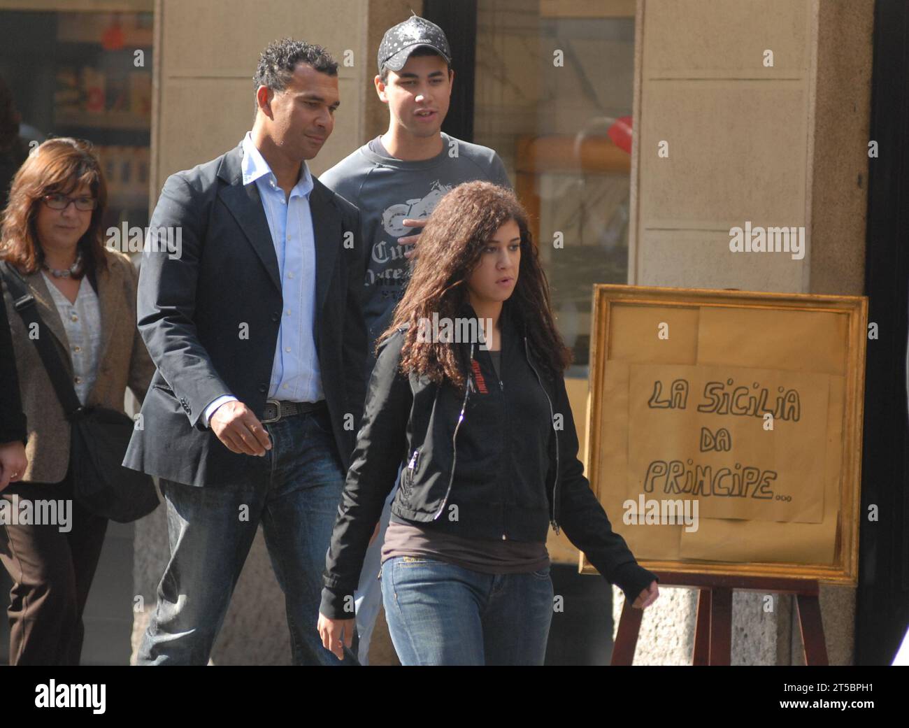 Milano, . 4 novembre 2023. Milan, 04-11-2023 Ruud Gullit è stato segnalato dai suoi figli Cheyenne e Quincy Georges, nati dalla relazione con Cristina pensa. Nelle foto del 2007, qui stanno camminando per le strade del centro. Credito: Agenzia fotografica indipendente/Alamy Live News Foto Stock