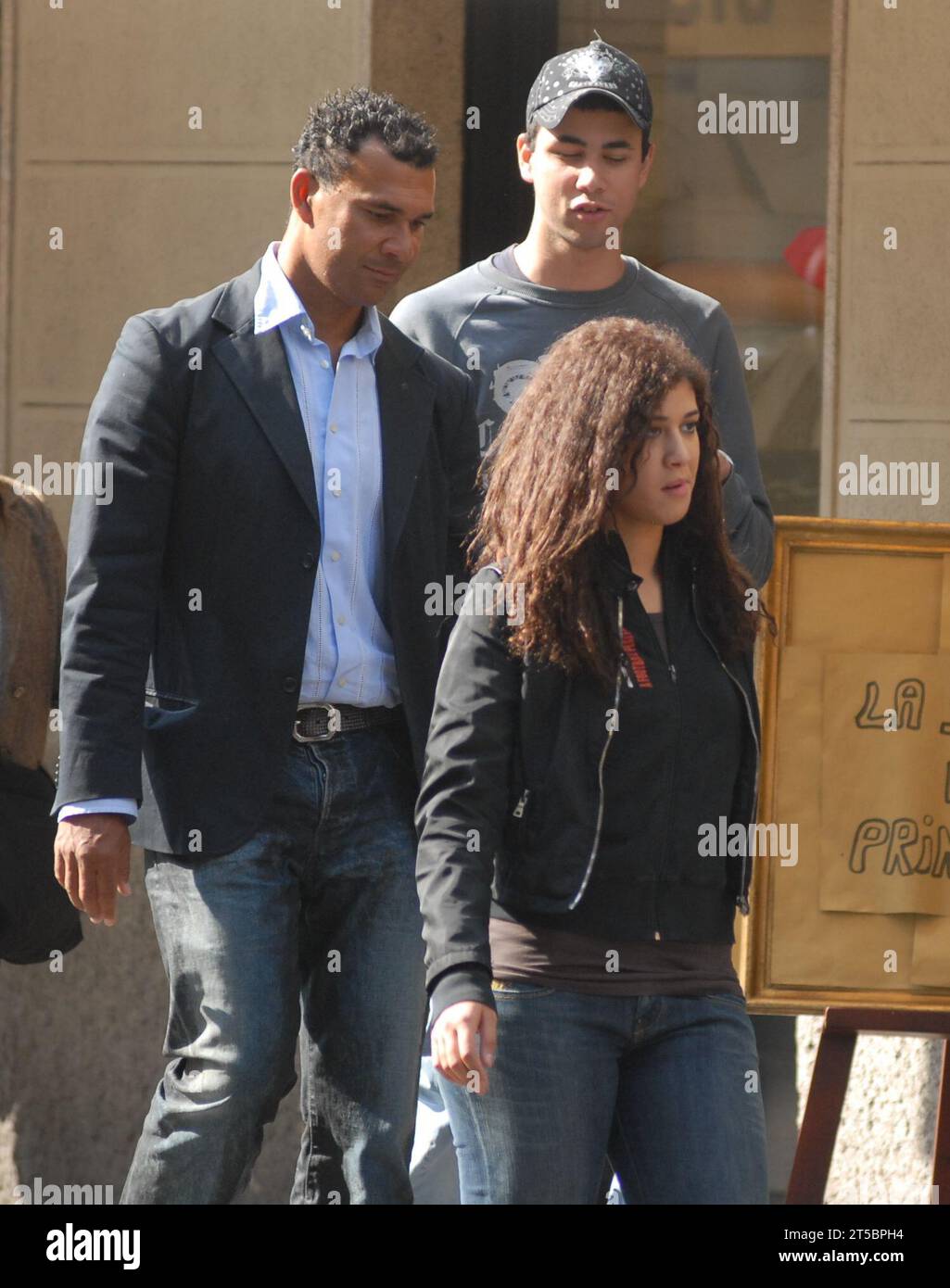 Milano, . 4 novembre 2023. Milan, 04-11-2023 Ruud Gullit è stato segnalato dai suoi figli Cheyenne e Quincy Georges, nati dalla relazione con Cristina pensa. Nelle foto del 2007, qui stanno camminando per le strade del centro. Credito: Agenzia fotografica indipendente/Alamy Live News Foto Stock