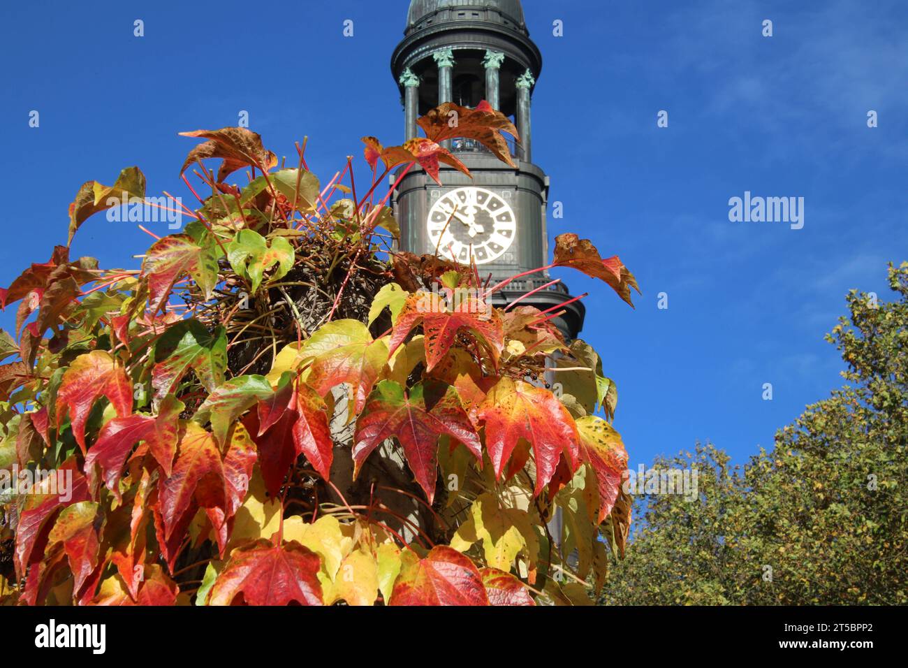 Herbstzeit ad Amburgo: Der Turm der Hauptkirche St. Michaelis. *** Autunno ad Amburgo la torre della chiesa principale St Michaelis credito: Imago/Alamy Live News Foto Stock