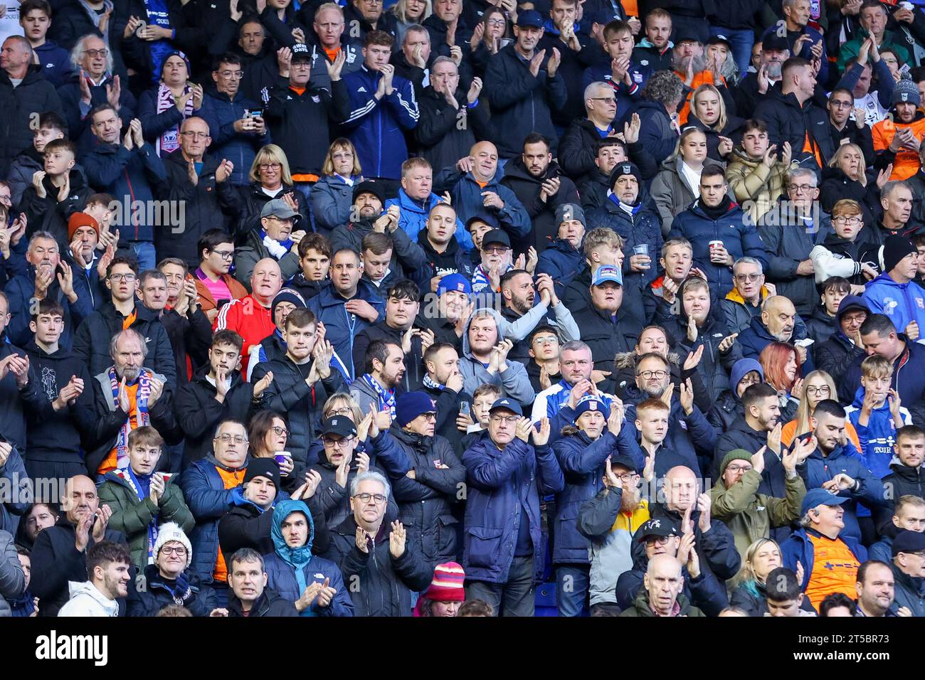 Birmingham, Regno Unito. 4 novembre 2023. I tifosi di Ipswich salutano la loro squadra presa durante l'EFL Sky Bet Championship match tra Birmingham City e Ipswich Town a St Andrews, Birmingham, Inghilterra, il 4 novembre 2023. Foto di Stuart Leggett. Solo per uso editoriale, licenza necessaria per uso commerciale. Nessun utilizzo in scommesse, giochi o pubblicazioni di un singolo club/campionato/giocatore. Credito: UK Sports Pics Ltd/Alamy Live News Foto Stock