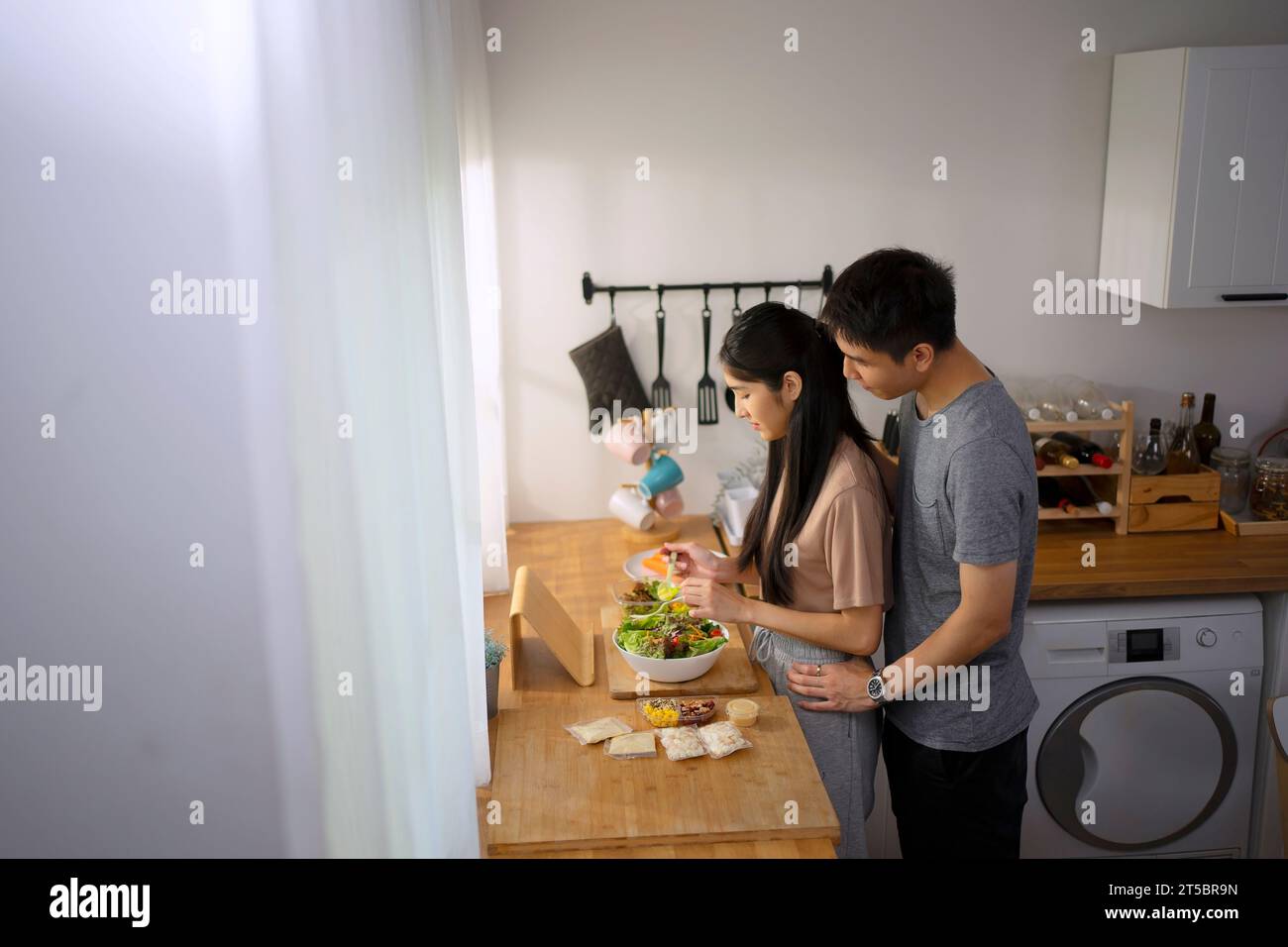 La coppia prepara il cibo in cucina. Cibo sano e concetto di attività ricreative. Foto Stock