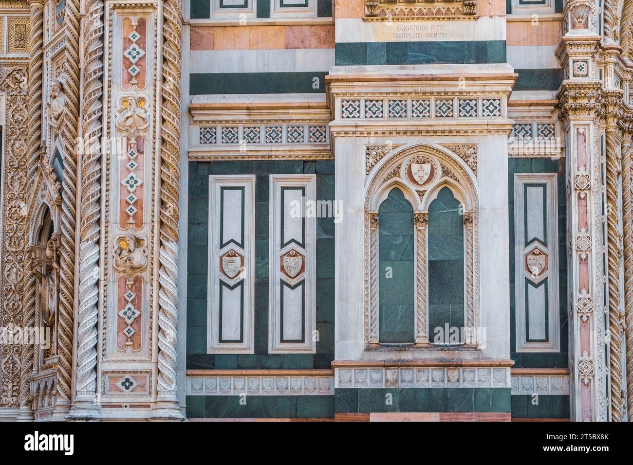 Toscana: Antica scultura su muro di pietra medievale Foto Stock