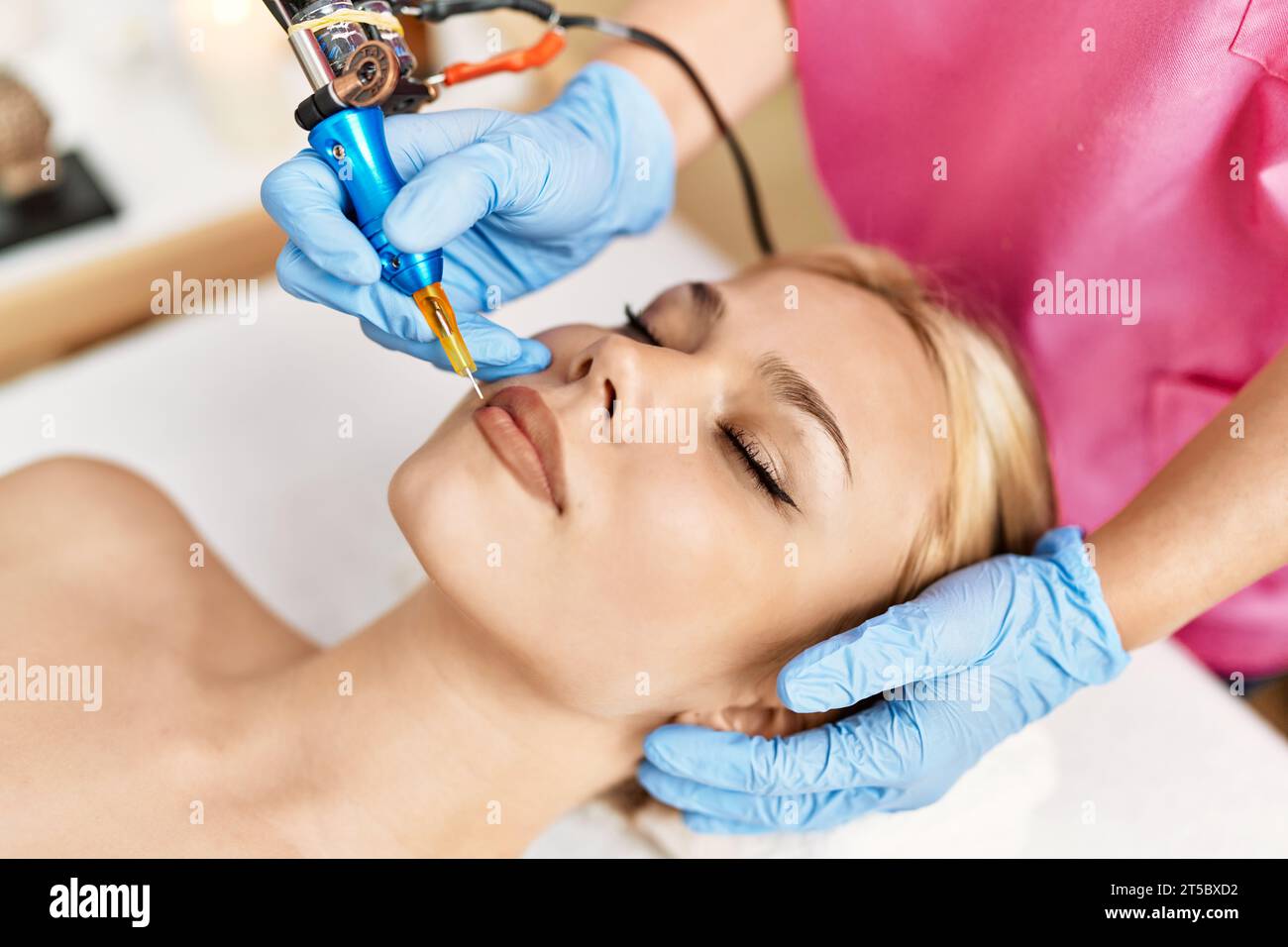 Giovane donna caucasica sdraiata sul tavolo con trattamento di microblading al salone di bellezza Foto Stock