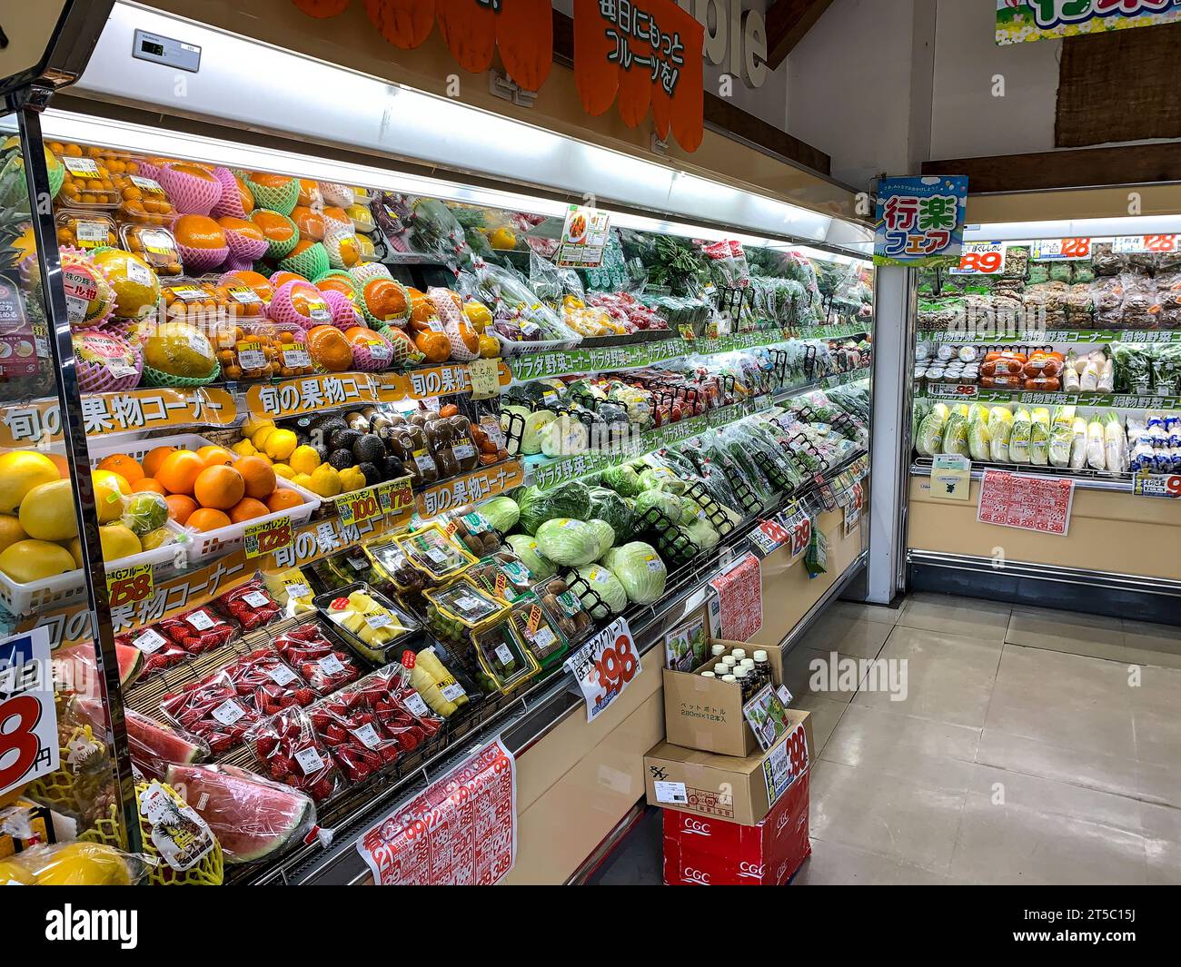 Giappone, Kyushu, IMI. Piccolo negozio di alimentari, frutta e verdura. Foto Stock