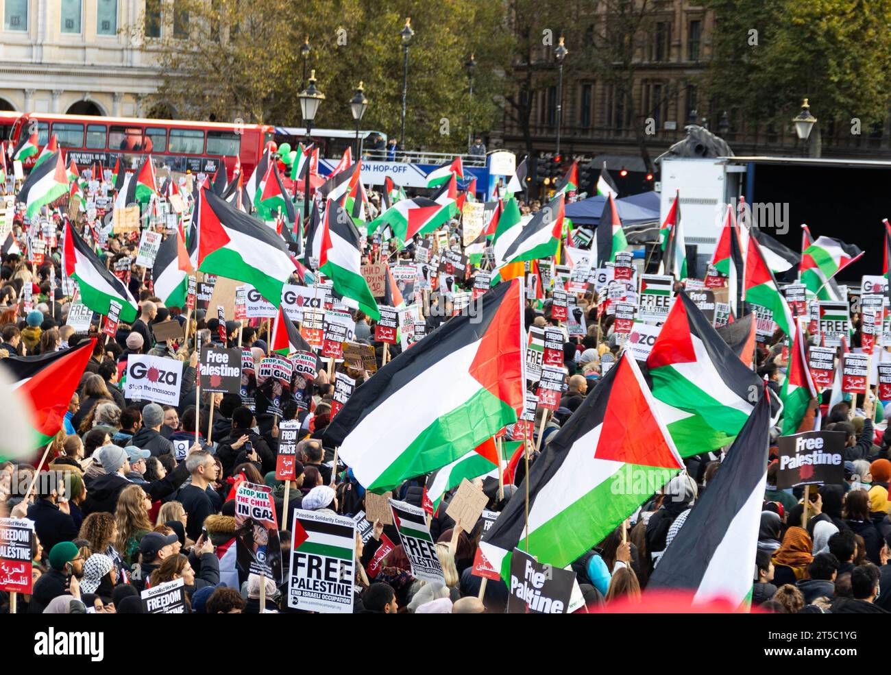 I manifestanti pro-palestinesi si sono riuniti nel loro quartiere a sostegno della Palestina e di un cessate il fuoco, per poi spostarsi verso Trafalgar Square. Crediti: Sinai Noor/Alamy Live News Foto Stock