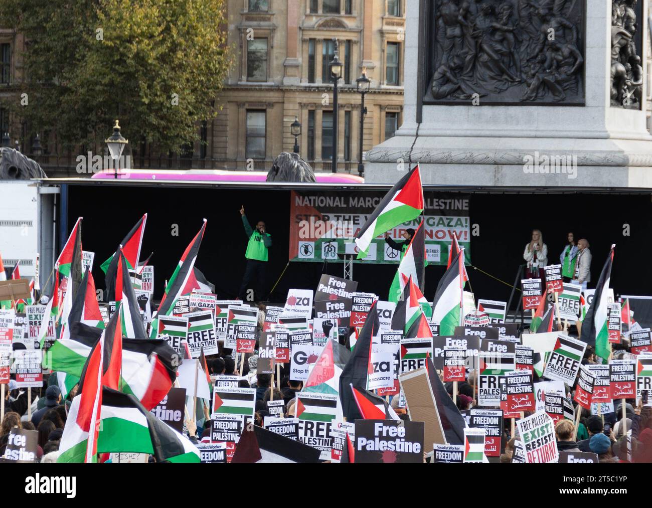 I manifestanti pro-palestinesi si sono riuniti nel loro quartiere a sostegno della Palestina e di un cessate il fuoco, per poi spostarsi verso Trafalgar Square. Crediti: Sinai Noor/Alamy Live News Foto Stock